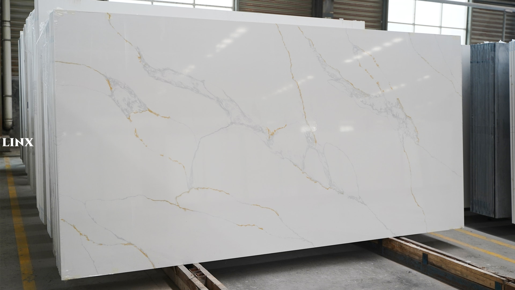 LX6123 CALACATTA GOLD QUARTZ STONE 1 LINX SURFACES