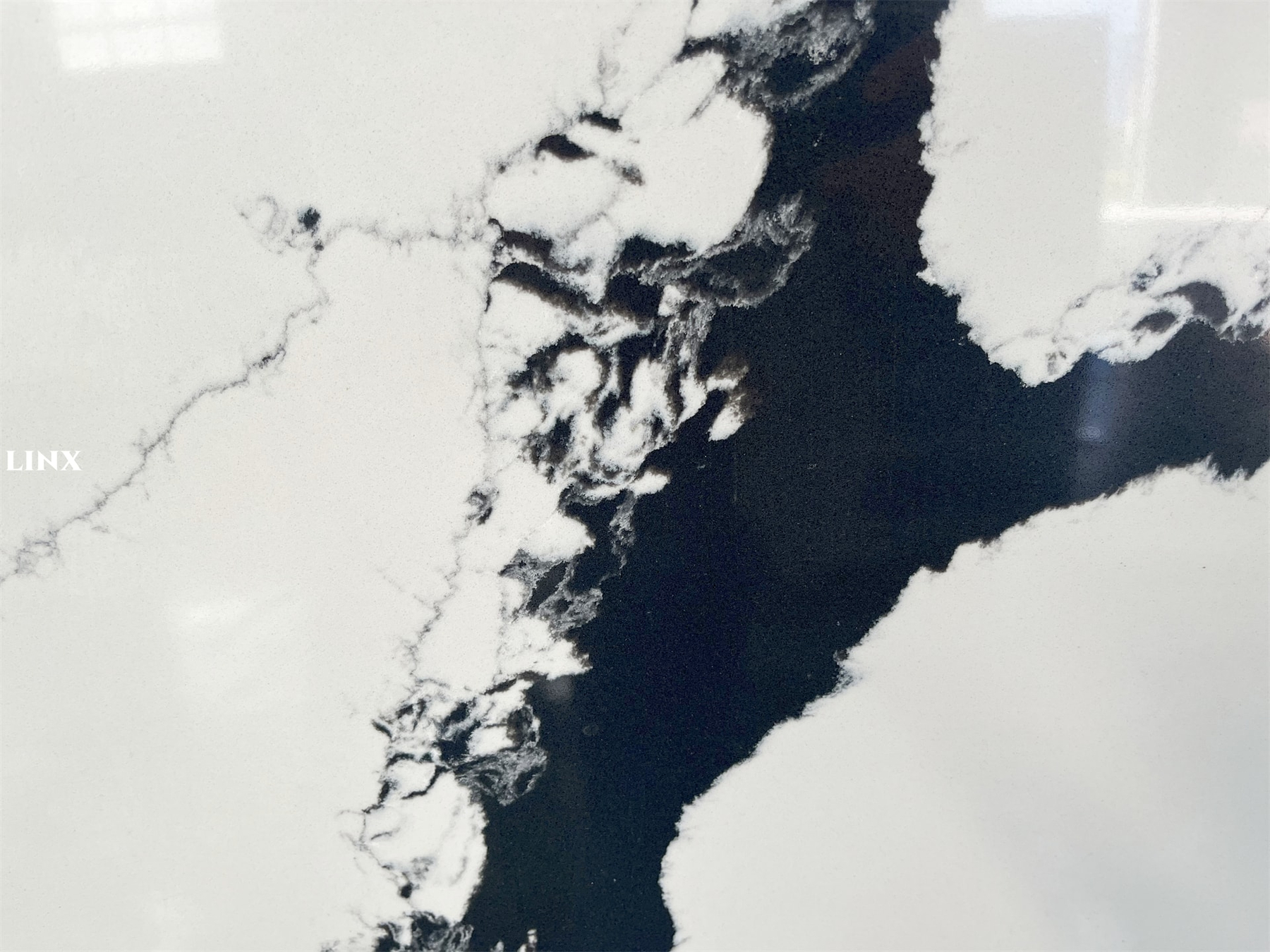 LX6132 CALACATTA BLACK VEIN QUARTZ STONE 2 LINX SURFACES