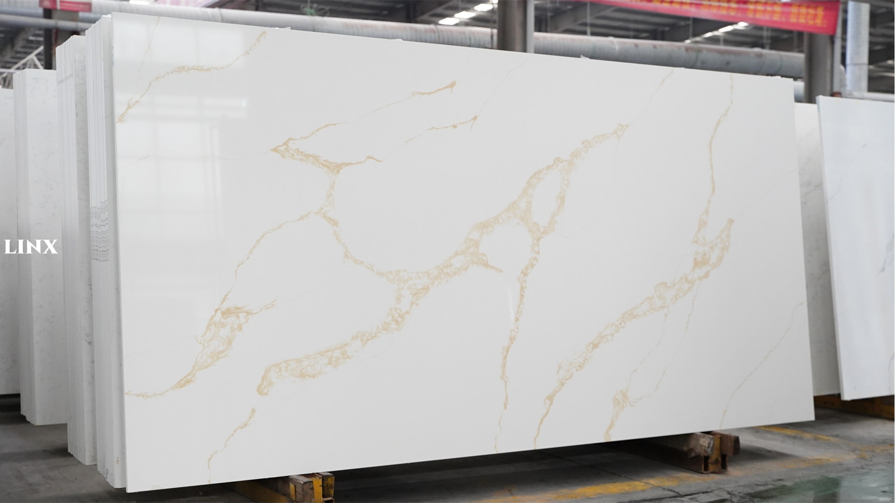 LX6150 CALACATTA GOLD QUARTZ STONE 1 LINX SURFACES