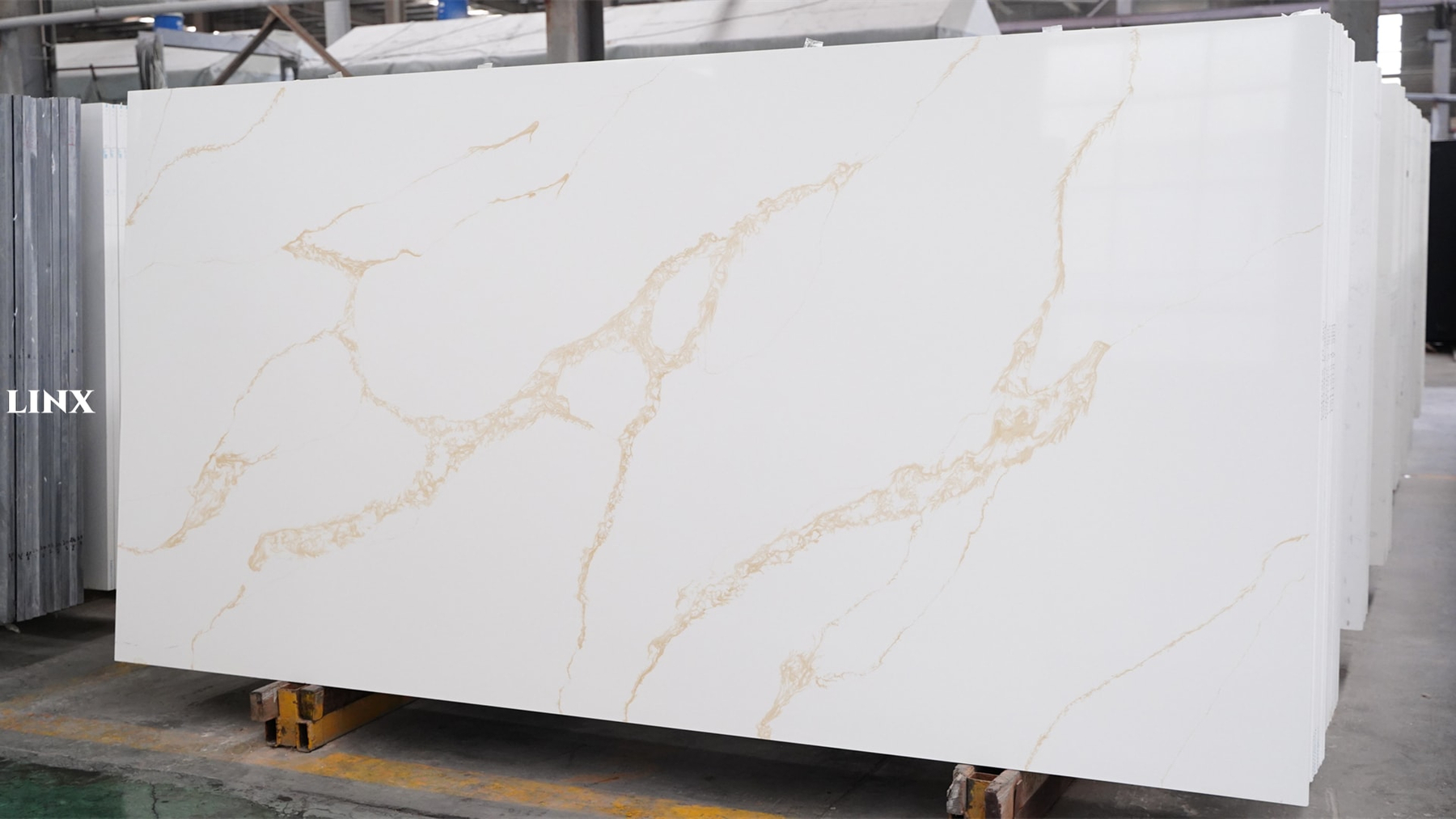 LX6150 CALACATTA GOLD QUARTZ STONE 2 LINX SURFACES