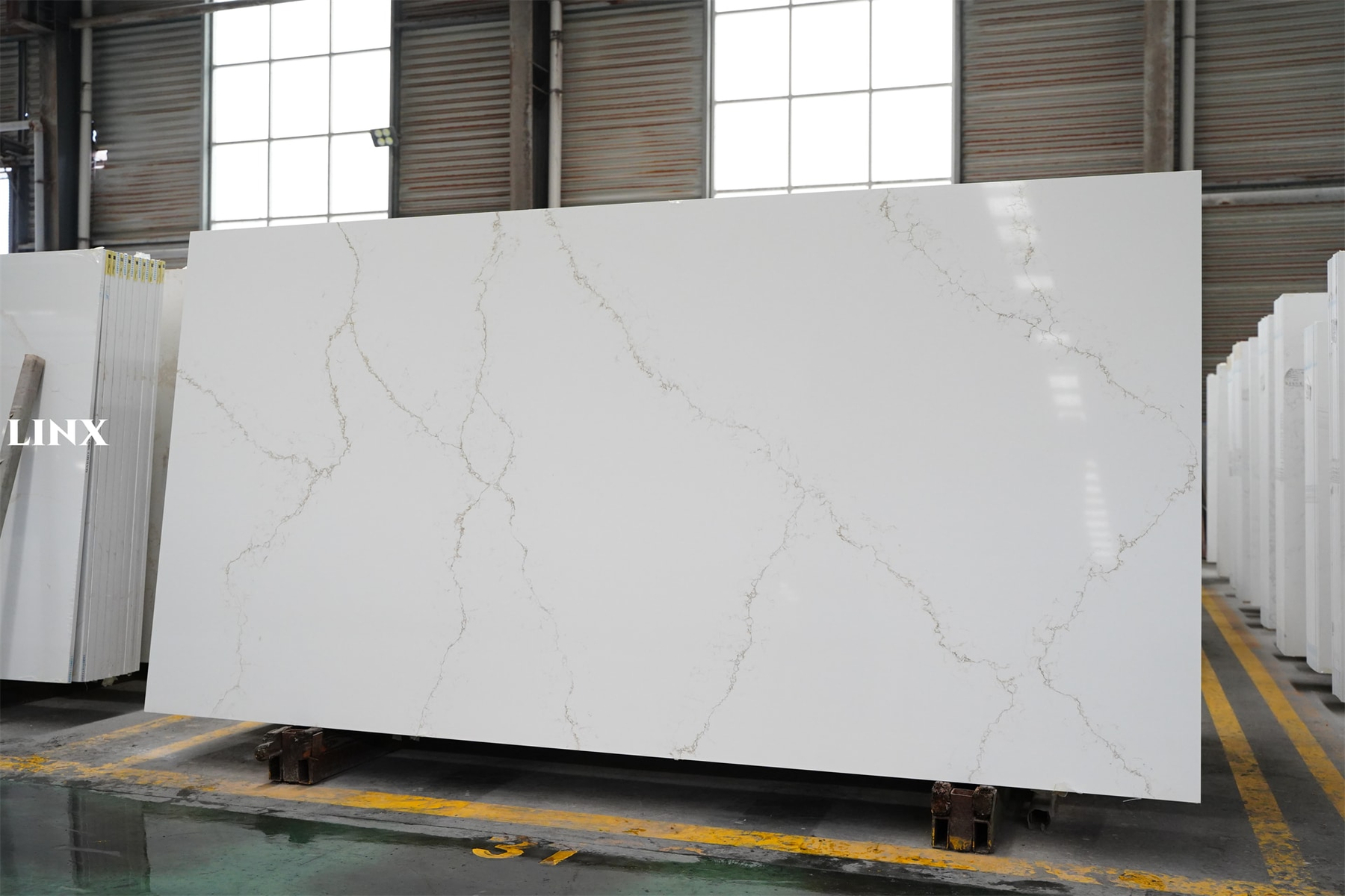 LX6152 CALACATTA GOLD QUARTZ STONE 2 LINX SURFACES