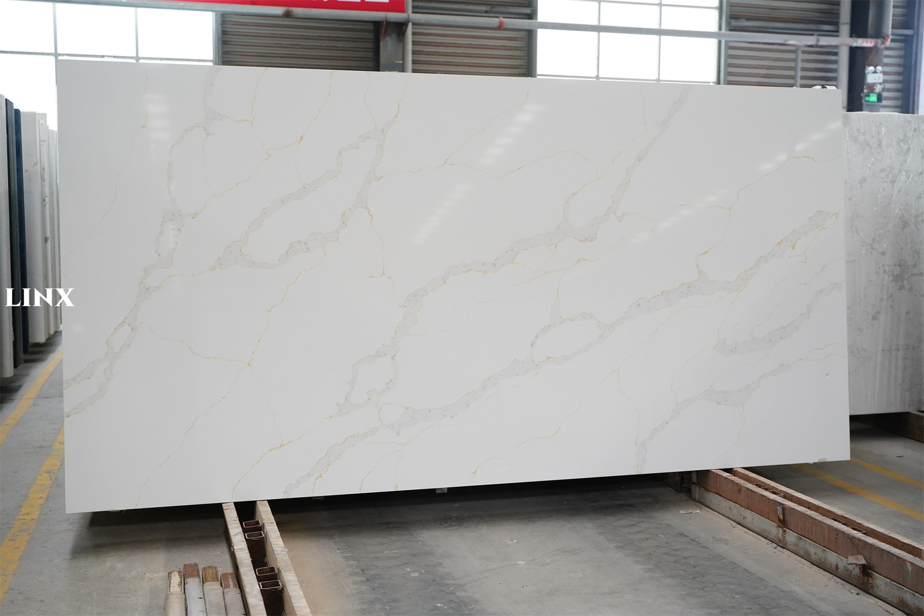 LX6155 CALACATTA GOLD QUARTZ STONE 1 LINX SURFACES