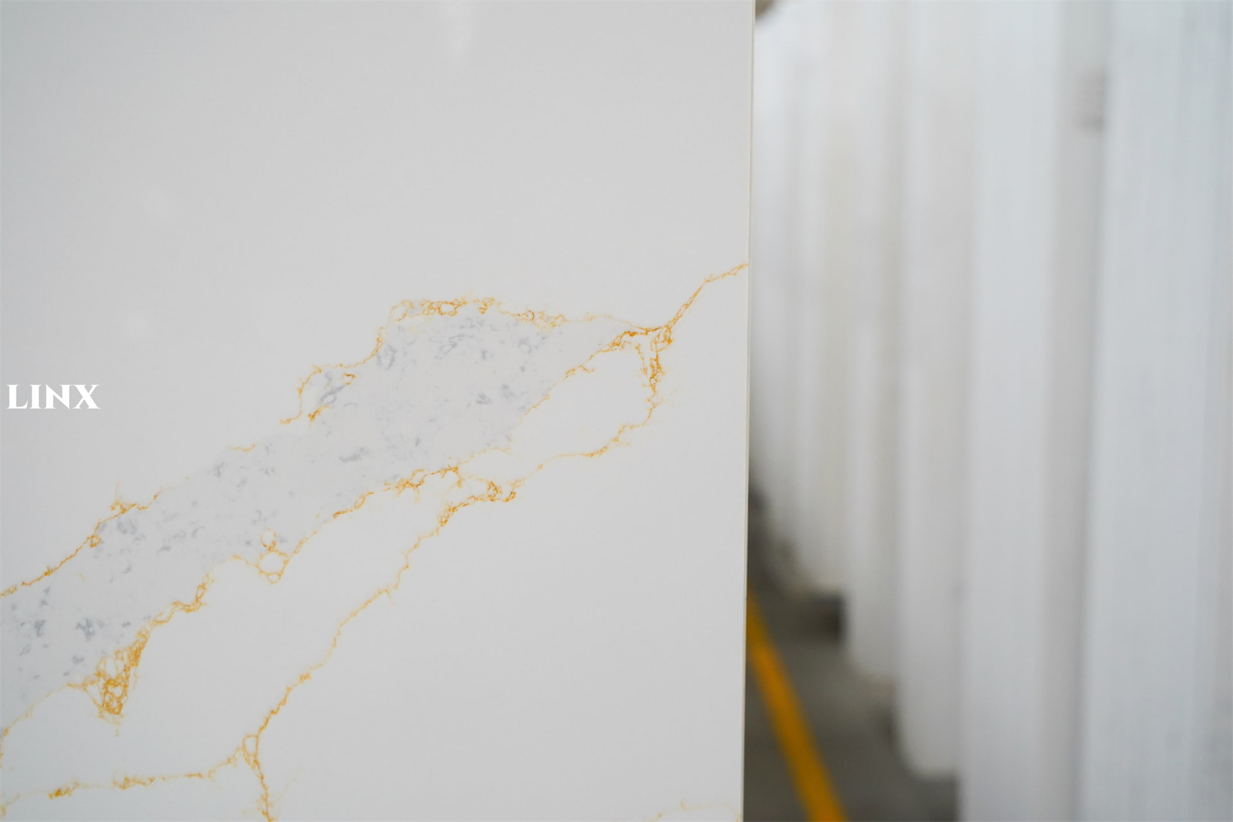 LX6155 CALACATTA GOLD QUARTZ STONE DETAIL 4 LINX SURFACES