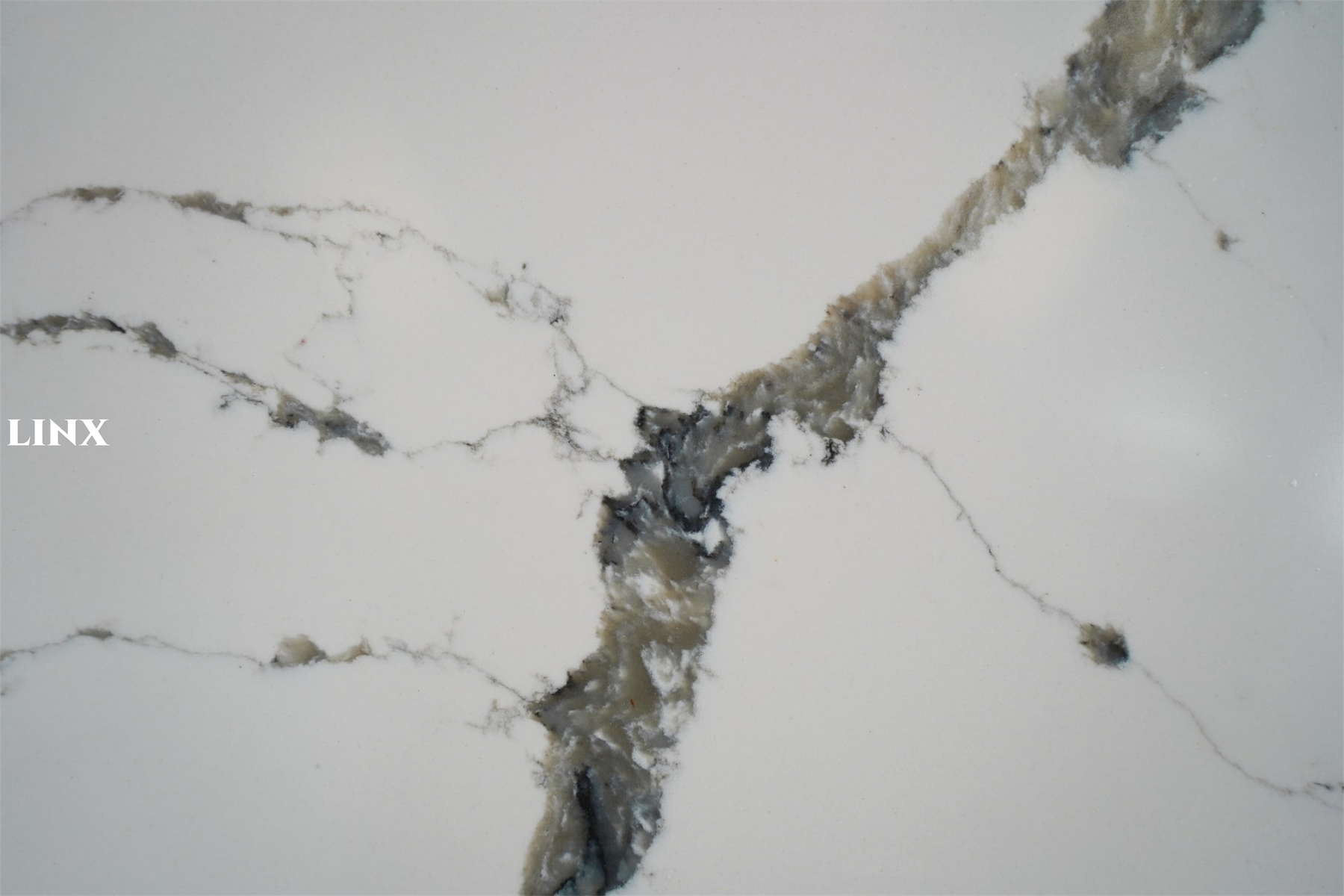 LX6316 CALACATTA WHITE QUARTZ STONE DETAIL 2 LINX SURFACES