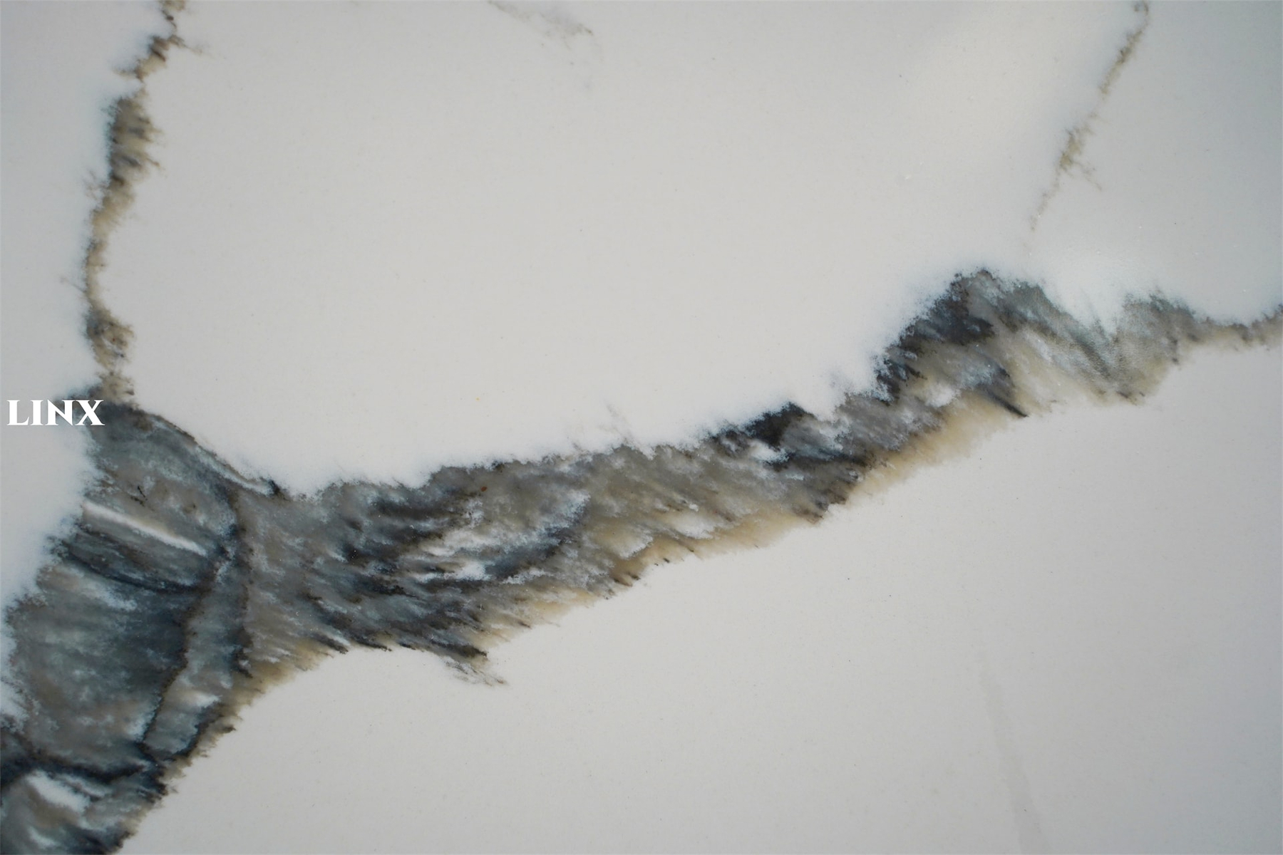 LX6316 CALACATTA WHITE QUARTZ STONE DETAIL 3 LINX SURFACES