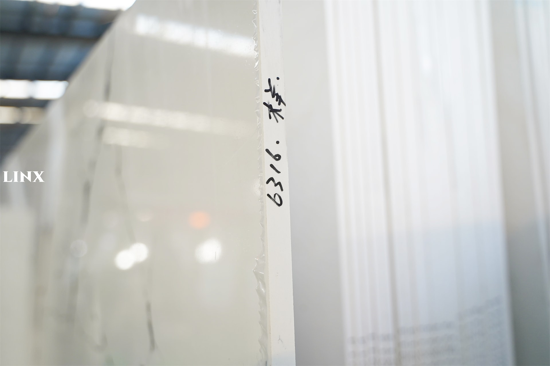 LX6316 CALACATTA WHITE QUARTZ STONE DETAIL 6 LINX SURFACES