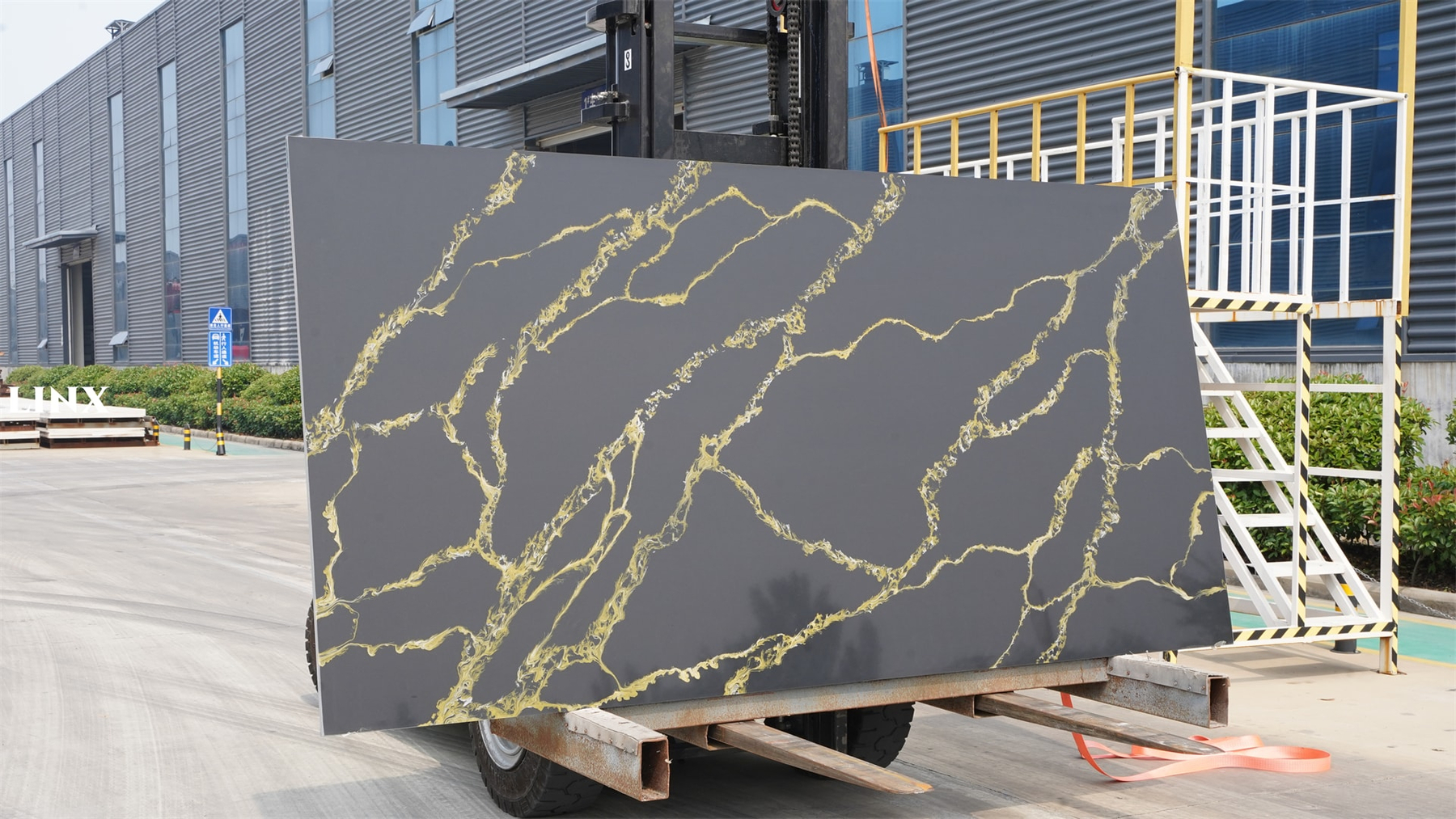 LX6719 CALACATTA BLACK QUARTZ STONE 3 LINX SURFACES