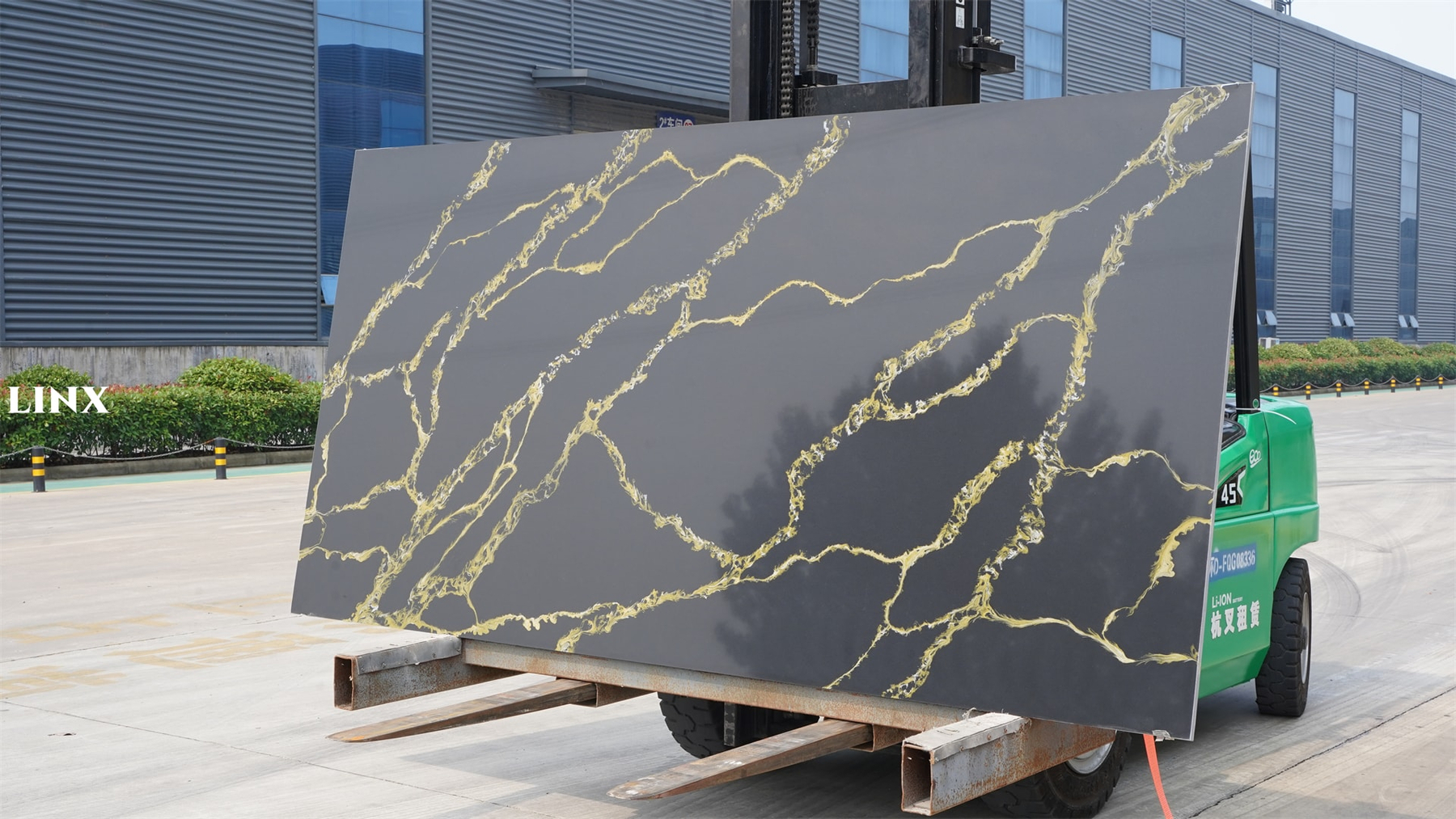 LX6719 CALACATTA BLACK QUARTZ STONE 4 LINX SURFACES