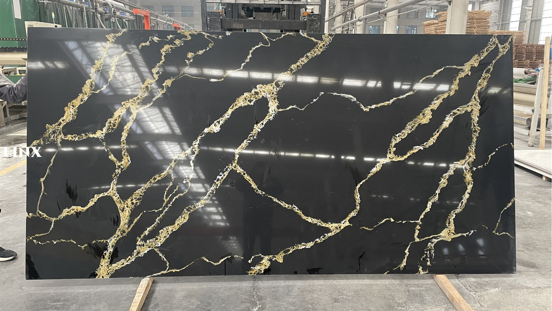 LX6719 CALACATTA BLACK QUARTZ STONE 6 LINX SURFACES