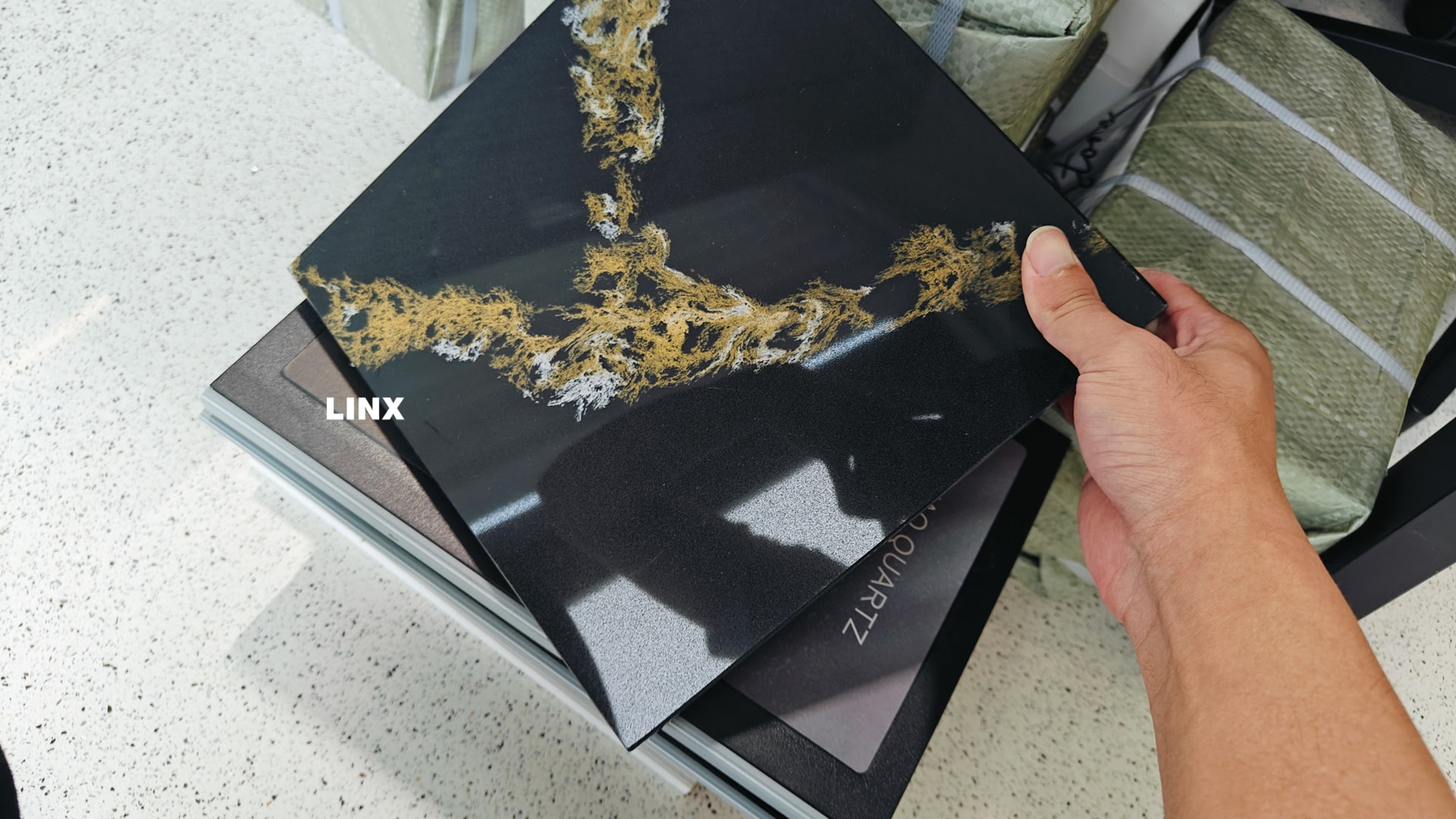 LX6719 CALACATTA BLACK QUARTZ STONE SAMPLE - LINX SURFACES