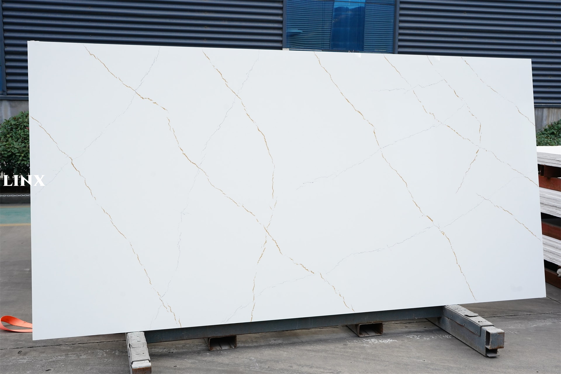 LX6723 CALACATTA GOLD QUARTZ STONE 1 LINX SURFACES