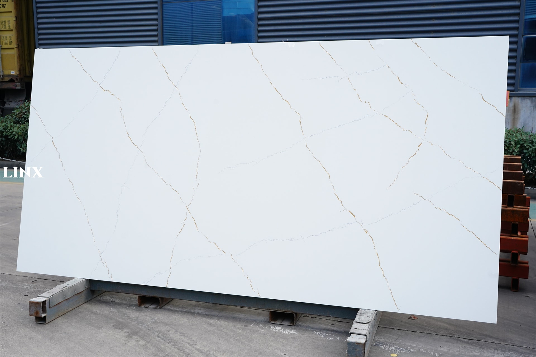 LX6723 CALACATTA GOLD QUARTZ STONE 2 LINX SURFACES