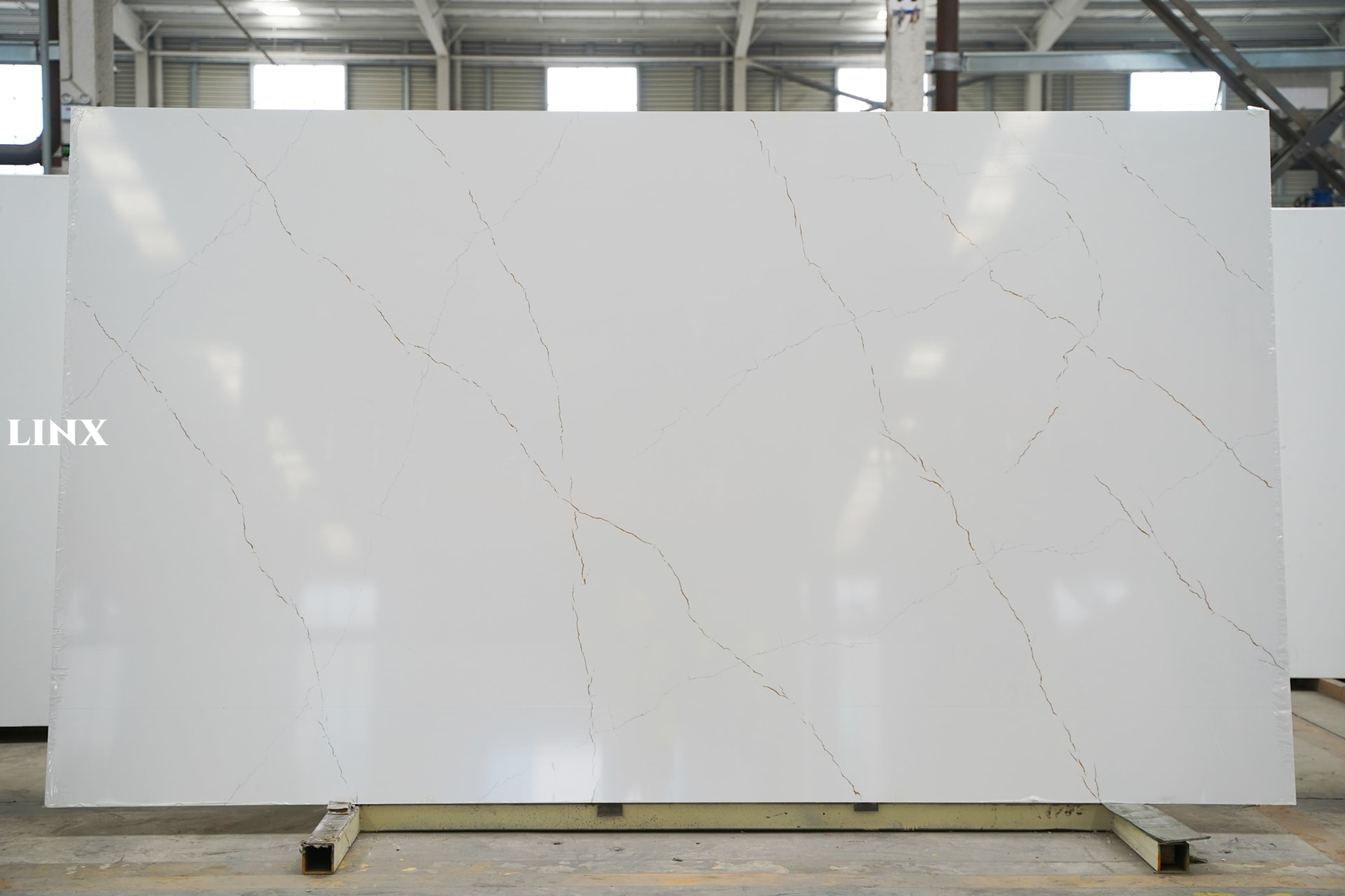 LX6723 CALACATTA GOLD QUARTZ STONE 3 LINX SURFACES