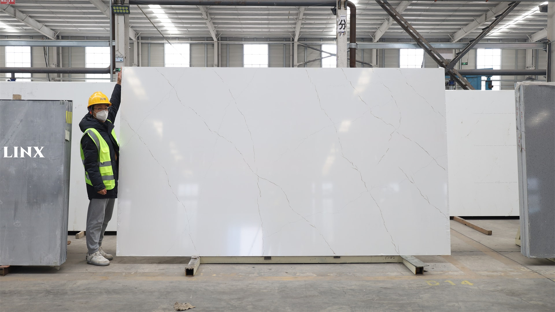 LX6723 CALACATTA GOLD QUARTZ STONE 4 LINX SURFACES