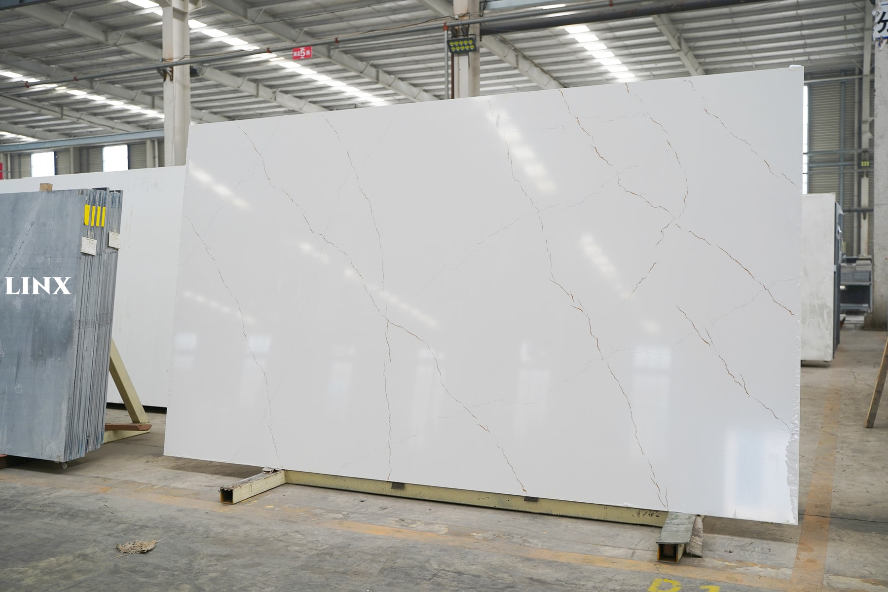 LX6723 CALACATTA GOLD QUARTZ STONE 5 LINX SURFACES