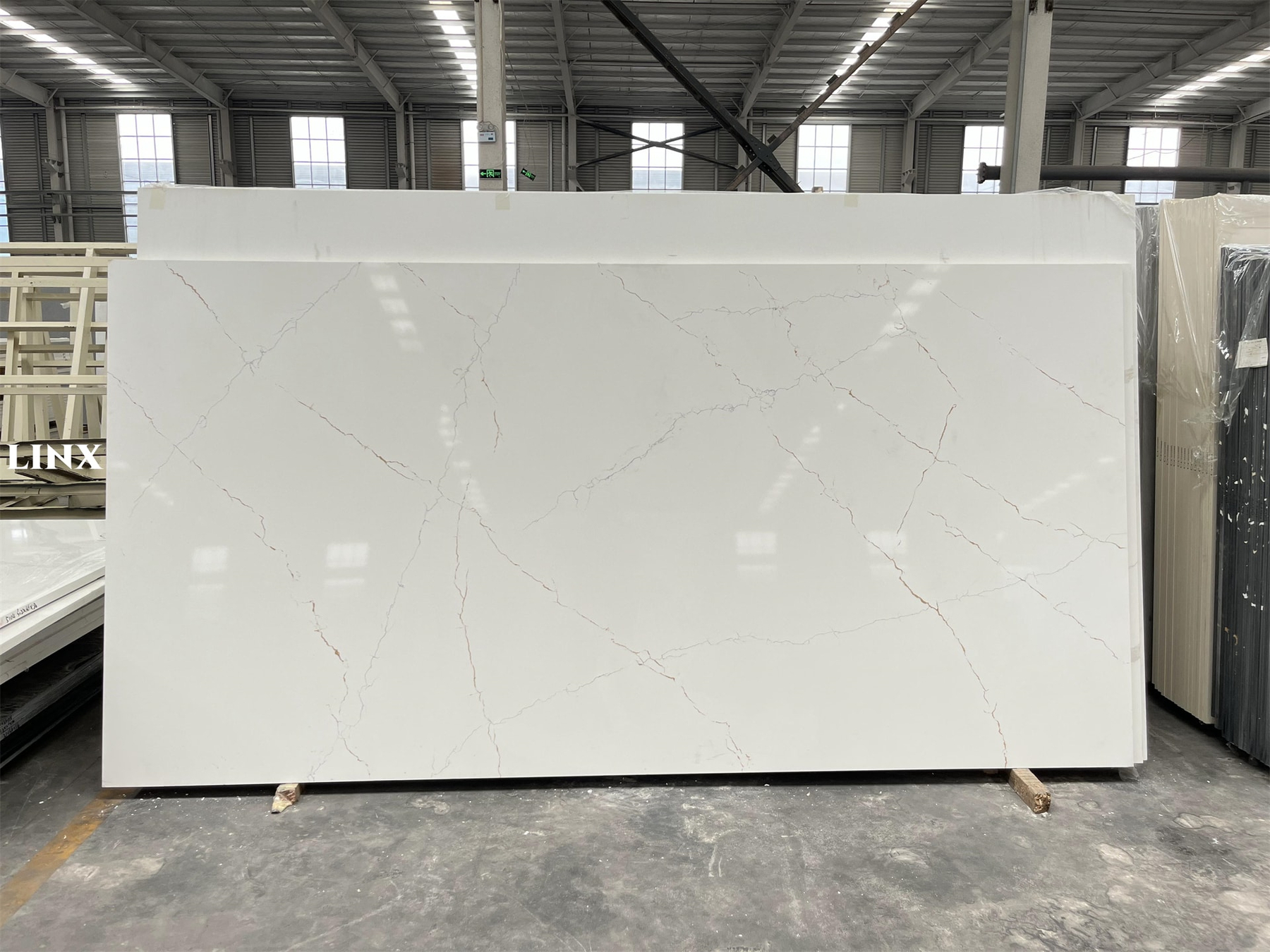 LX6723 CALACATTA GOLD QUARTZ STONE 6 LINX SURFACES