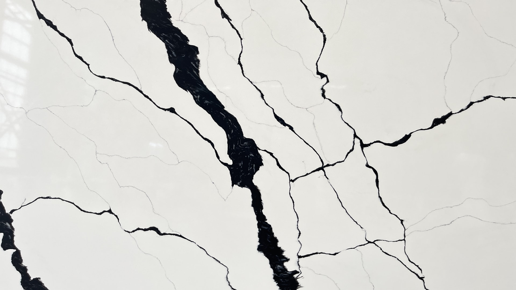 LX6785 CALACATTA BLACK VEIN QUARTZ STONE CLOSE UP LINX SURFACES