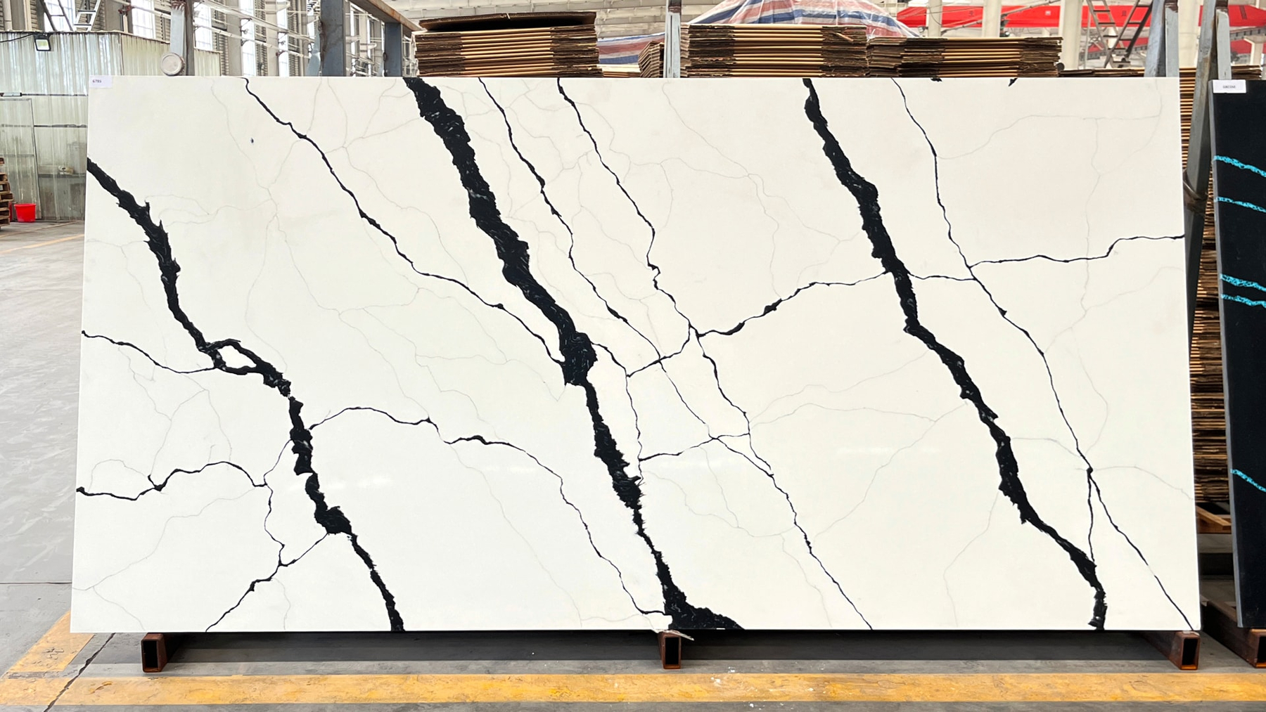 LX6785 CALACATTA BLACK VEIN QUARTZ STONE LINX SURFACES