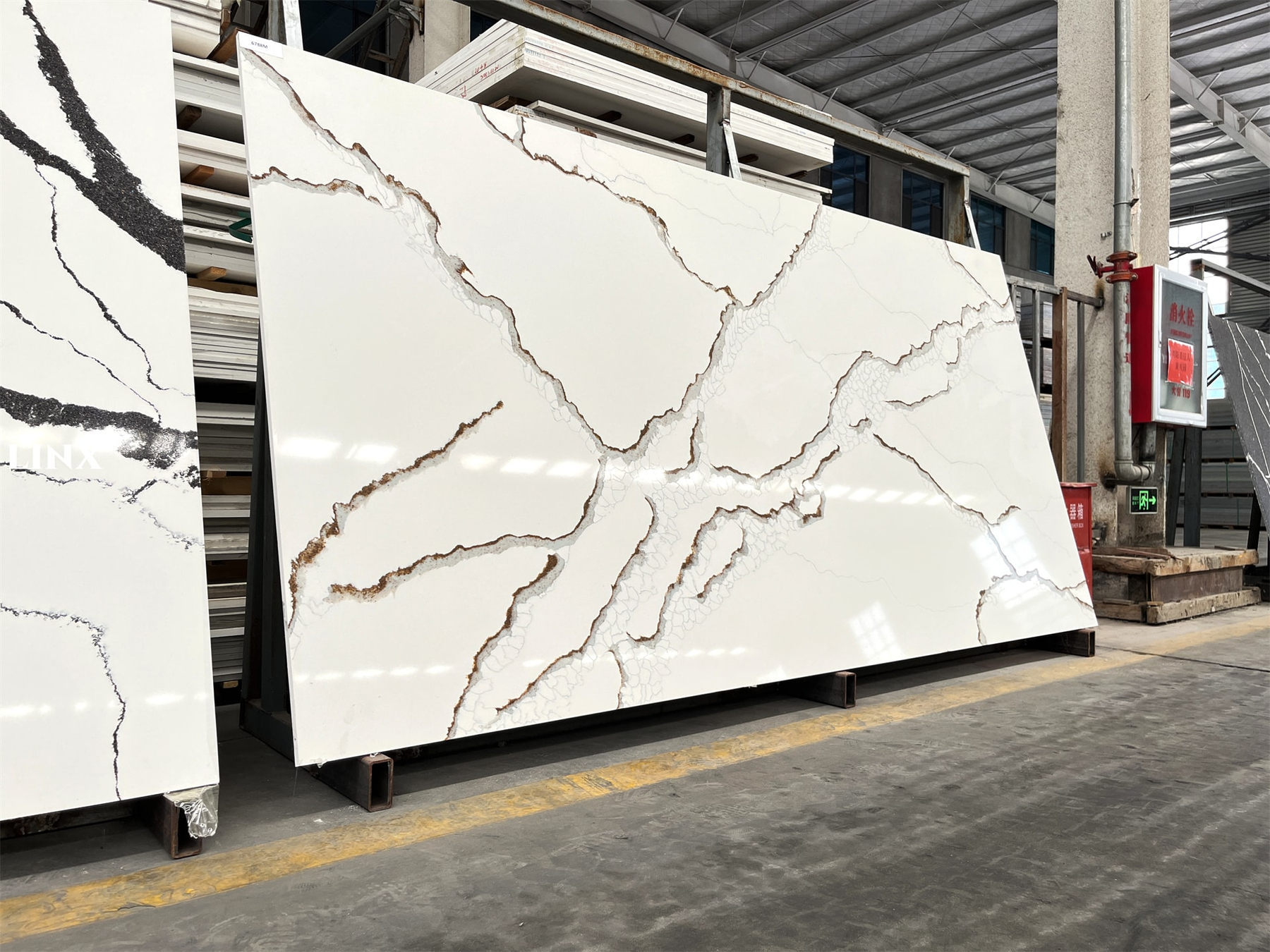 LX6788 CALACATTA WHITE QUARTZ STONE 1 LINX SURFACES