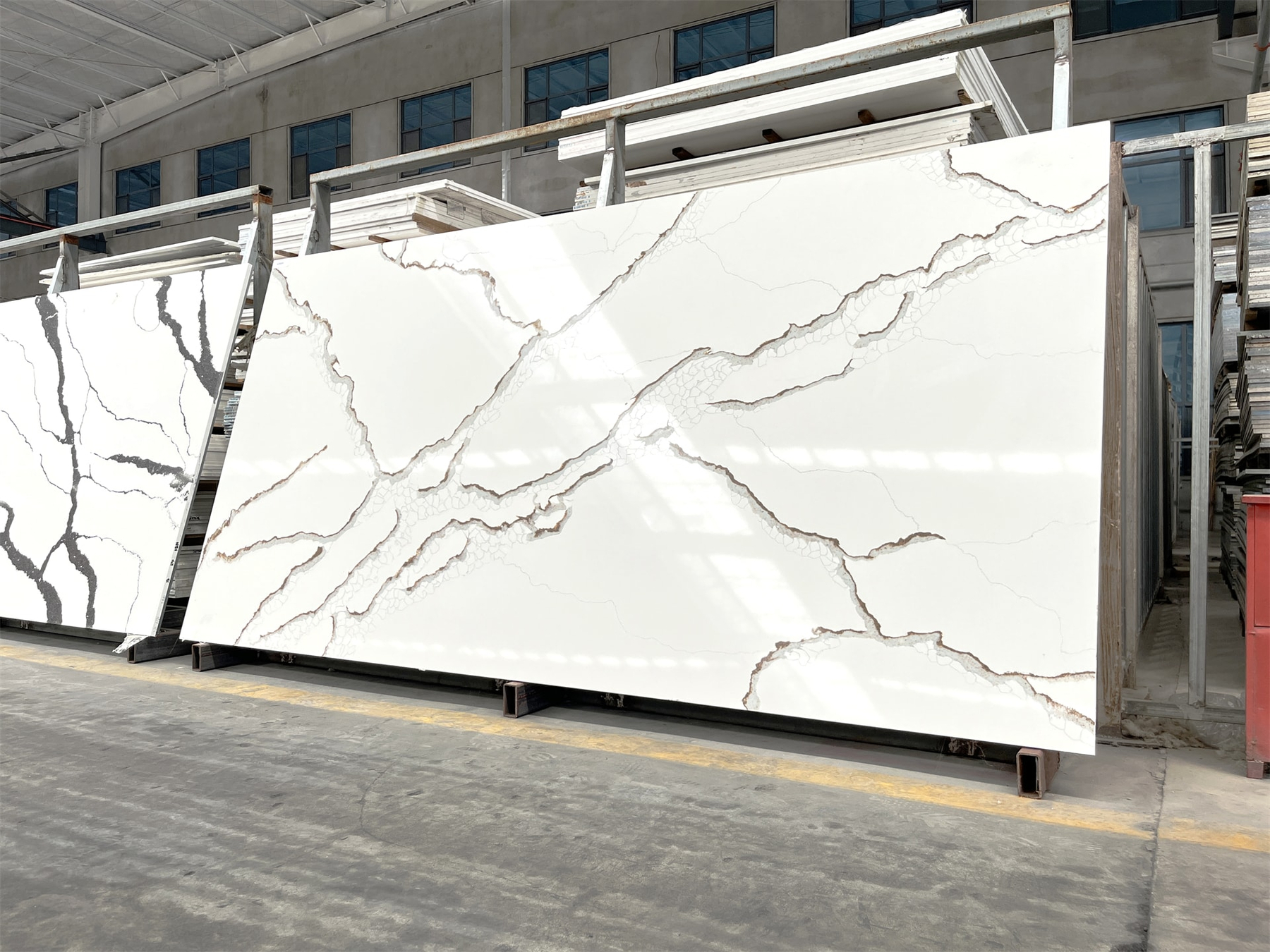 LX6788 CALACATTA WHITE QUARTZ STONE 2 LINX SURFACES