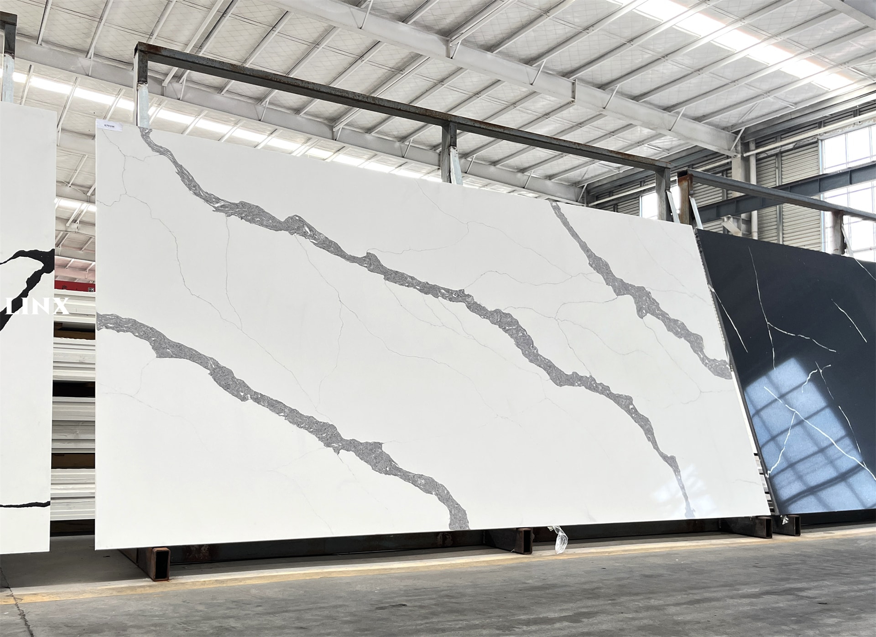 LX6791 CALACATTA WHITE QUARTZ STONE 1 LINX SURFACES