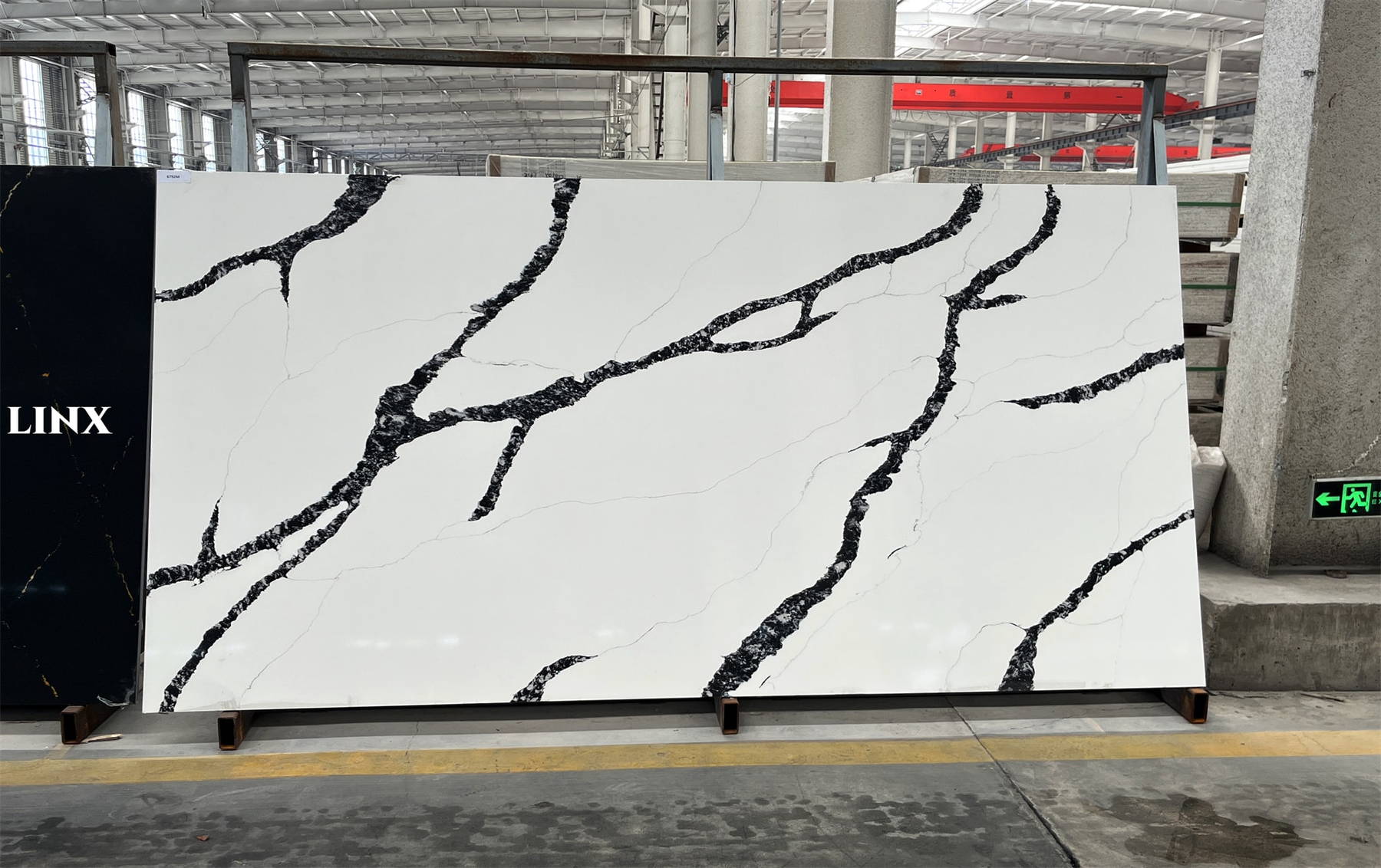 LX6792 CALACATTA BLACK VEIN QUARTZ STONE 1 LINX SURFACES