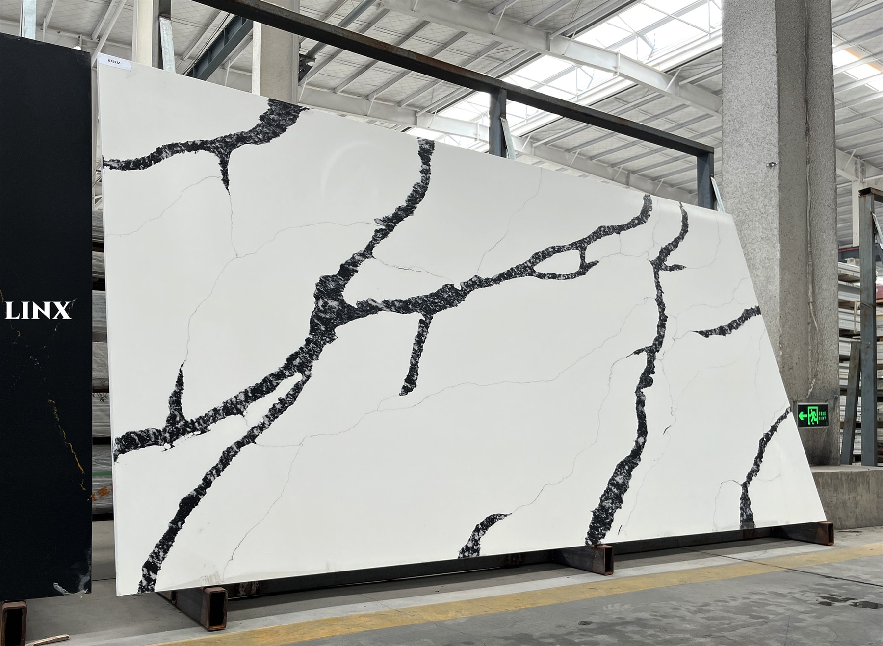 LX6792 CALACATTA BLACK VEIN QUARTZ STONE 2 LINX SURFACES