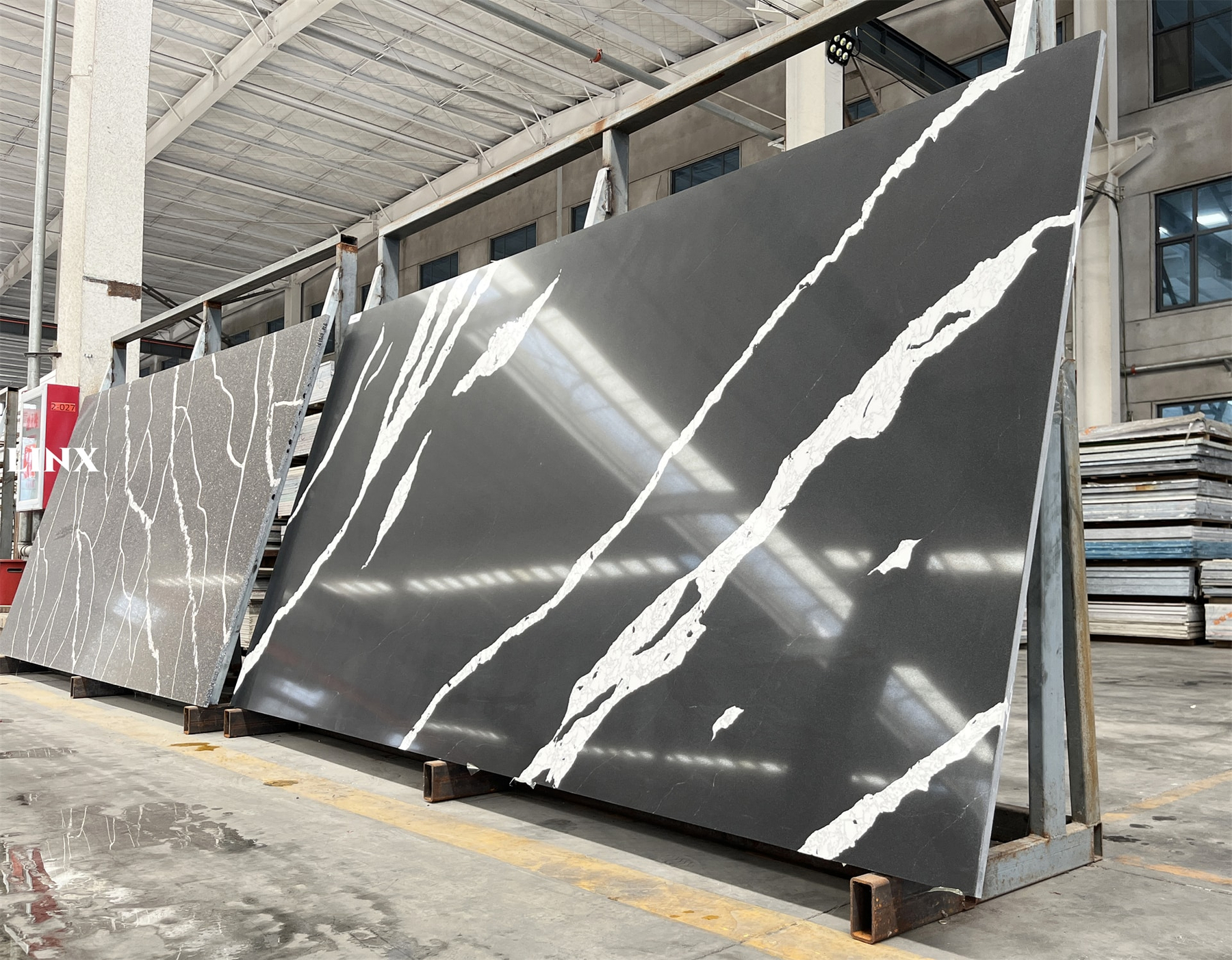 LX6796 CALACATTA BLACK QUARTZ STONE 2 LINX SURFACES