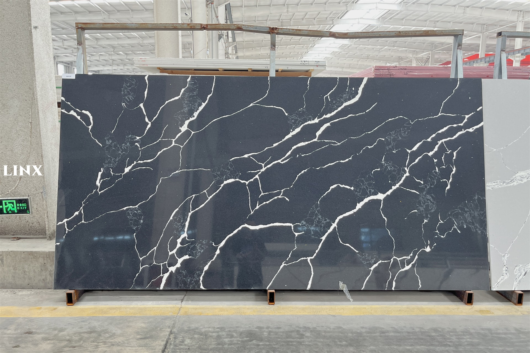 LX6801 CALACATTA BLACK QUARTZ STONE 1 LINX SURFACES