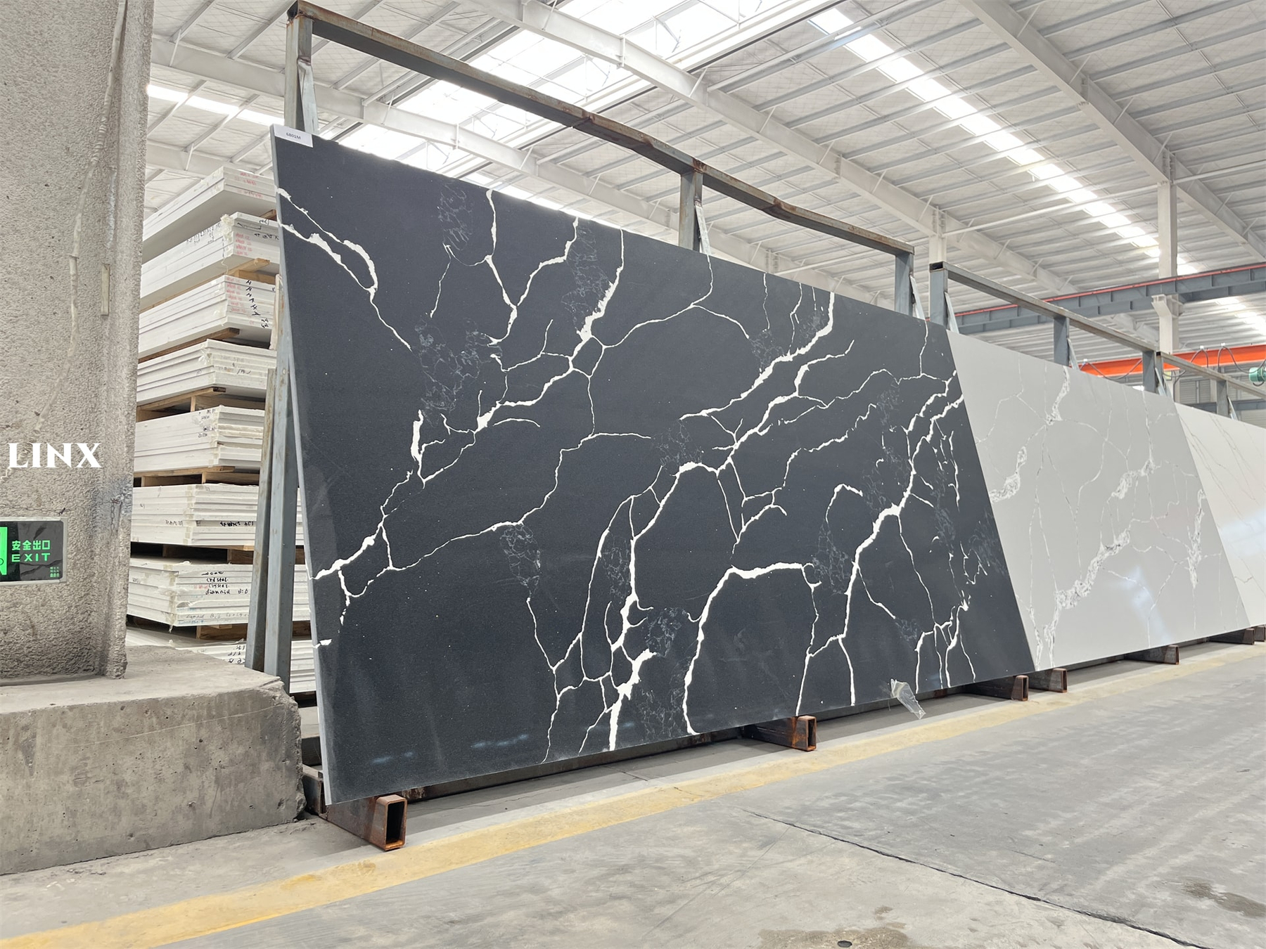 LX6801 CALACATTA BLACK QUARTZ STONE 2 LINX SURFACES
