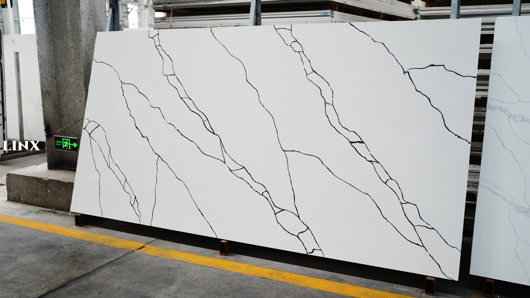 LX6822 CALACATTA BLACK VEIN QUARTZ STONE 2 LINX SURFACES