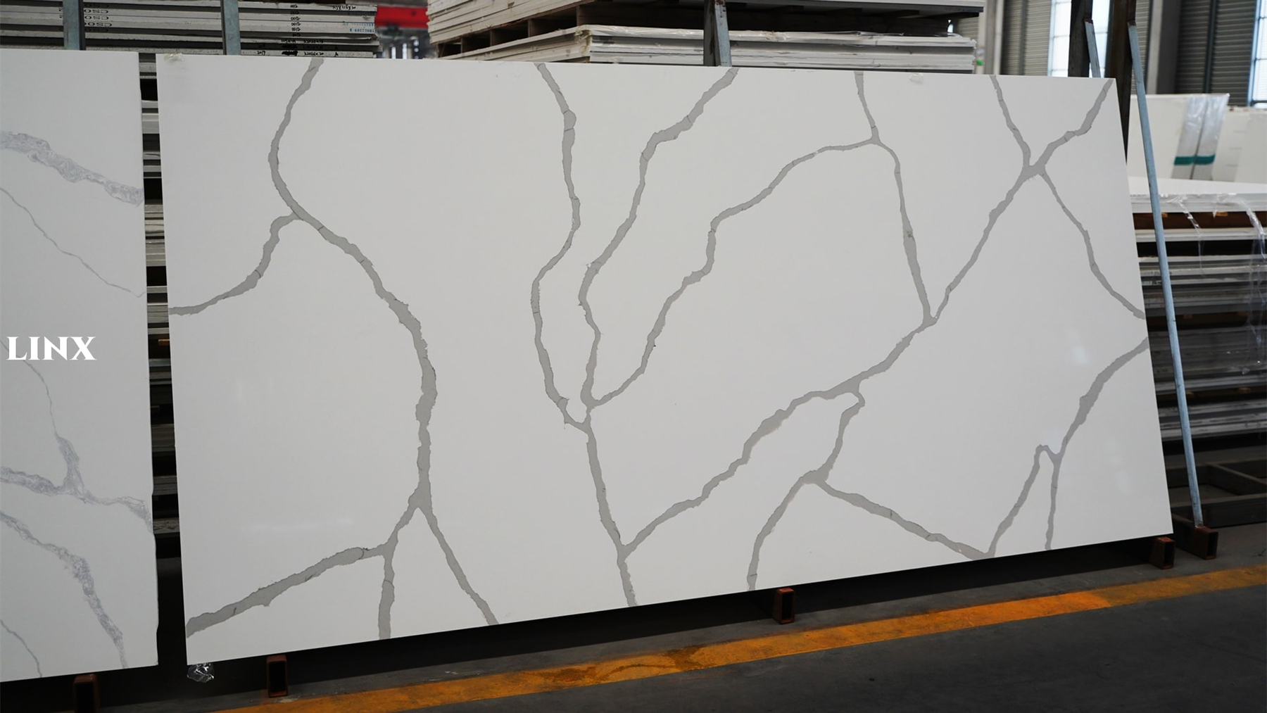 LX6826 CALACATTA WHITE QUARTZ STONE 1 LINX SURFACES