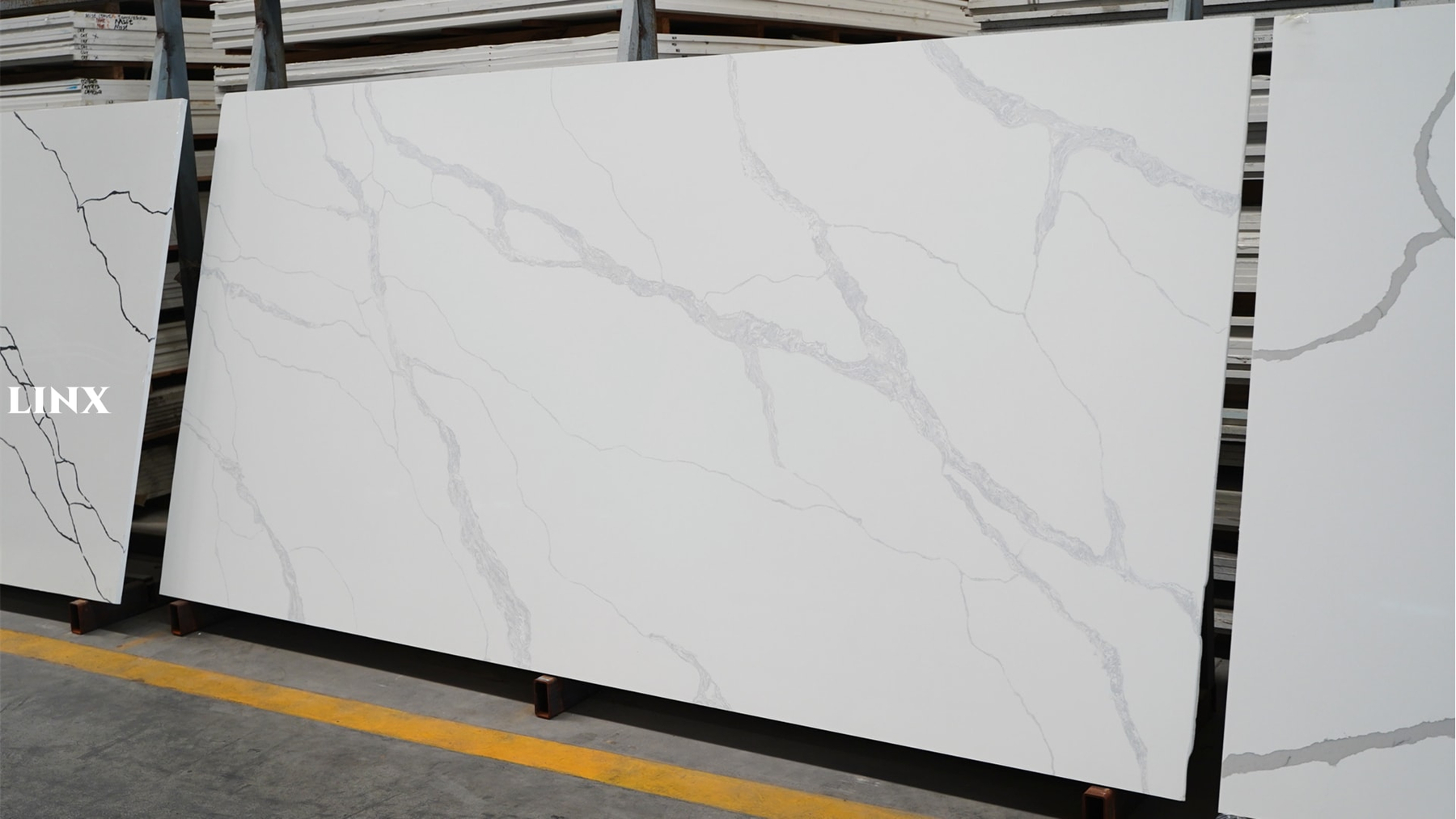 LX6827 CALACATTA WHITE QUARTZ STONE 2 LINX SURFACES