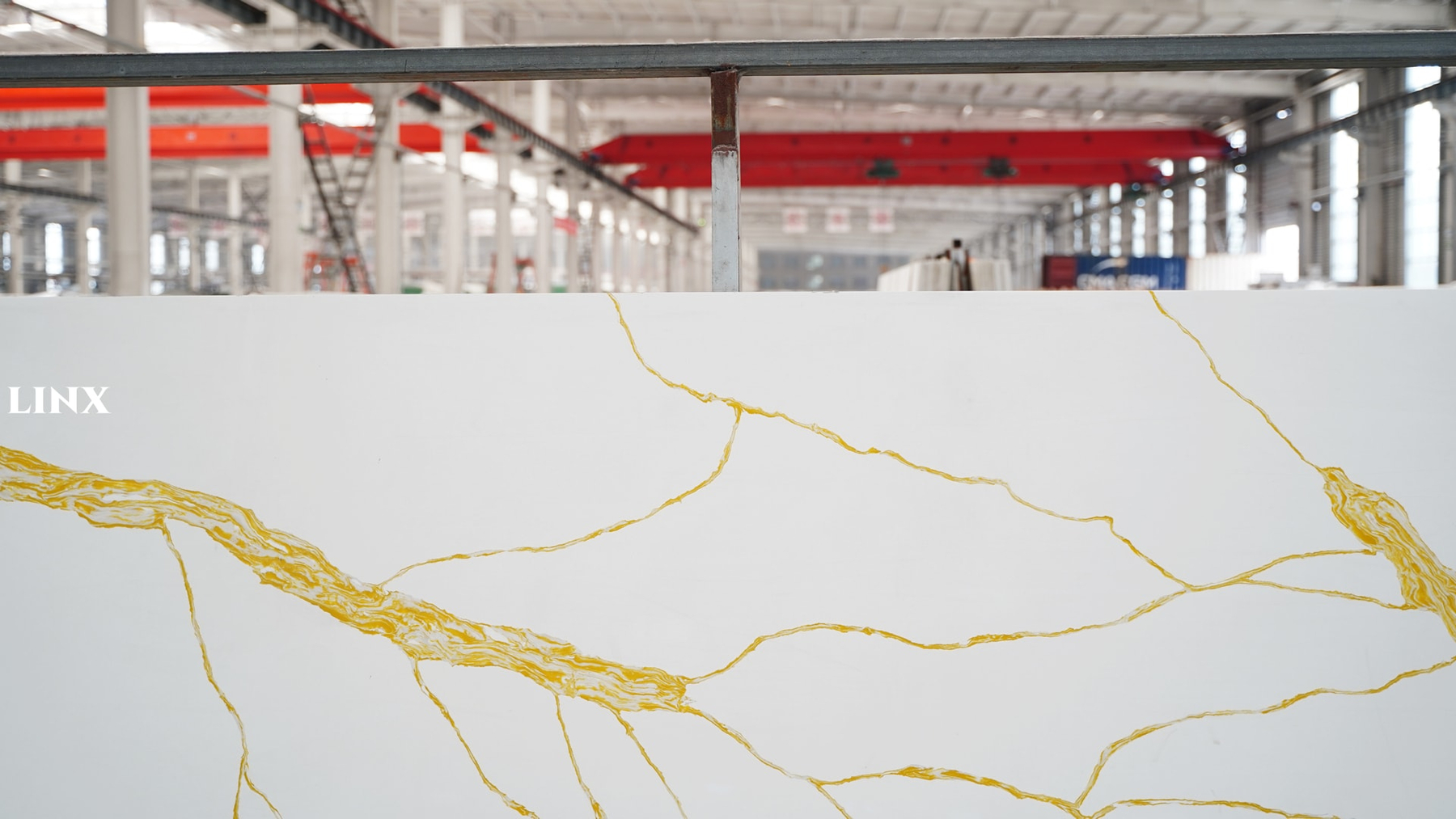 LX6848 CALACATTA GOLD QUARTZ STONE CLOSE UP 2 LINX SURFACES