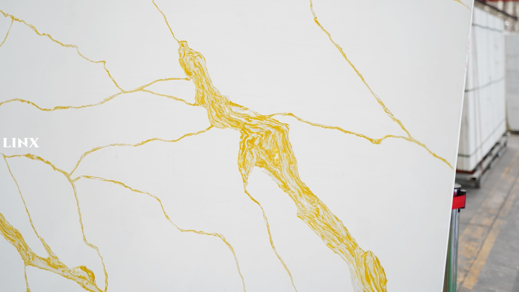 LX6848 CALACATTA GOLD QUARTZ STONE CLOSE UP 3 LINX SURFACES