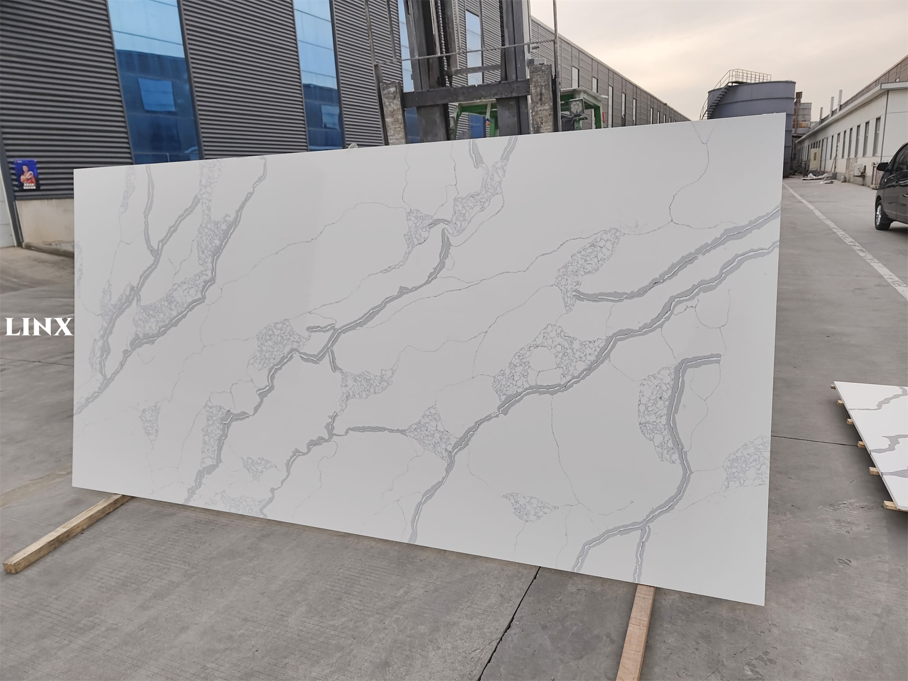 LX6852 CALACATTA WHITE QUARTZ STONE 1 LINX SURFACES