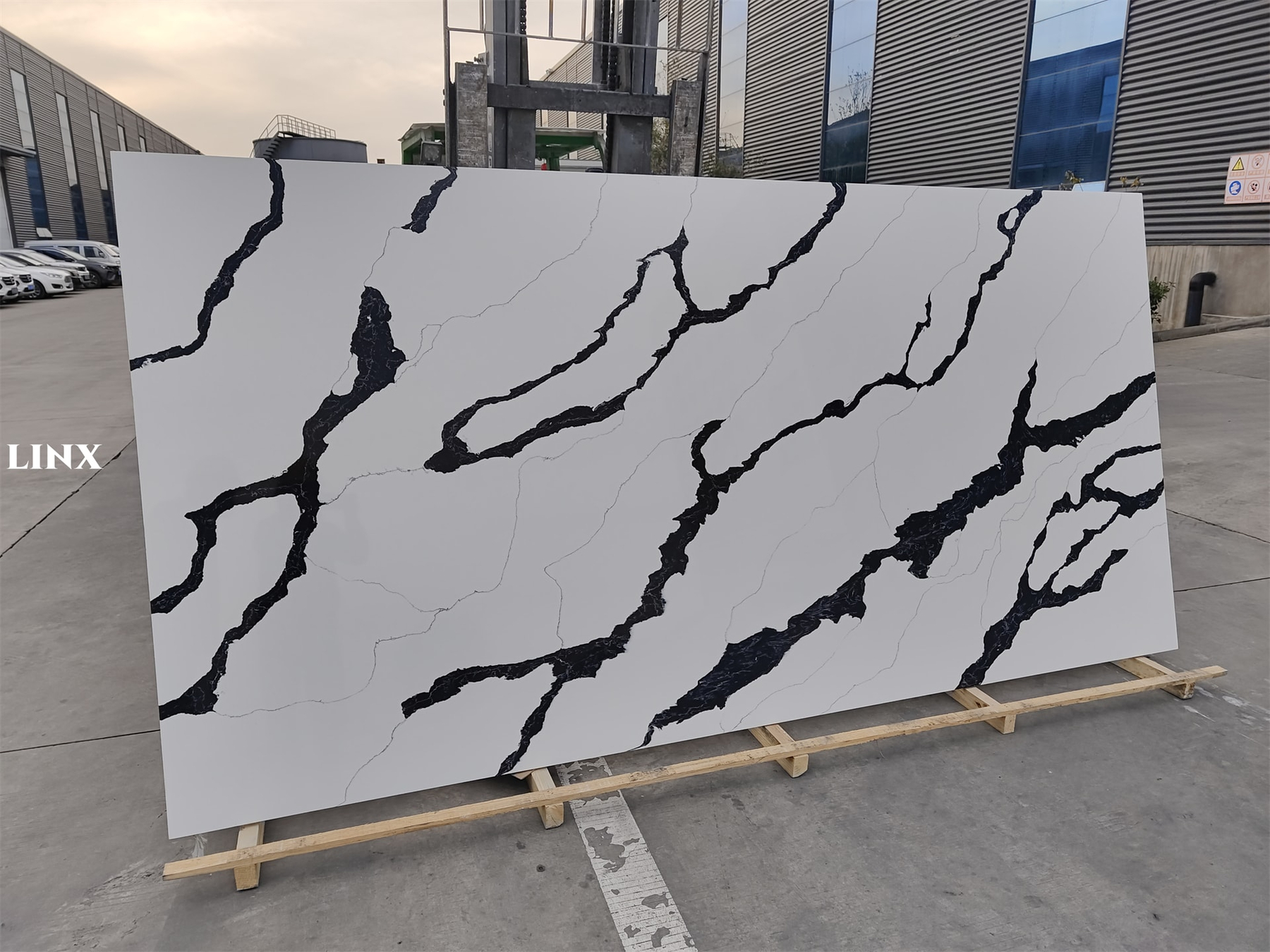 LX6853 CALACATTA BLACK VEIN QUARTZ STONE 2 LINX SURFACES
