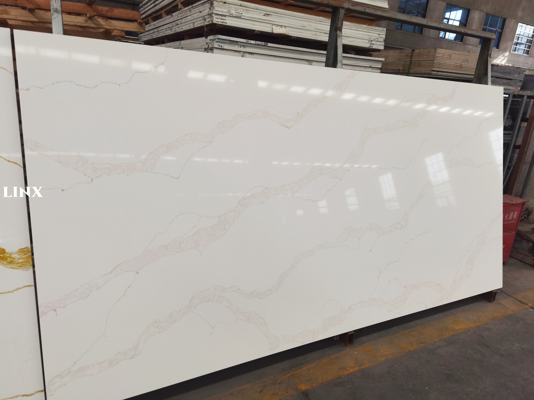 LX6855 CALACATTA WHITE QUARTZ STONE 1 LINX SURFACES