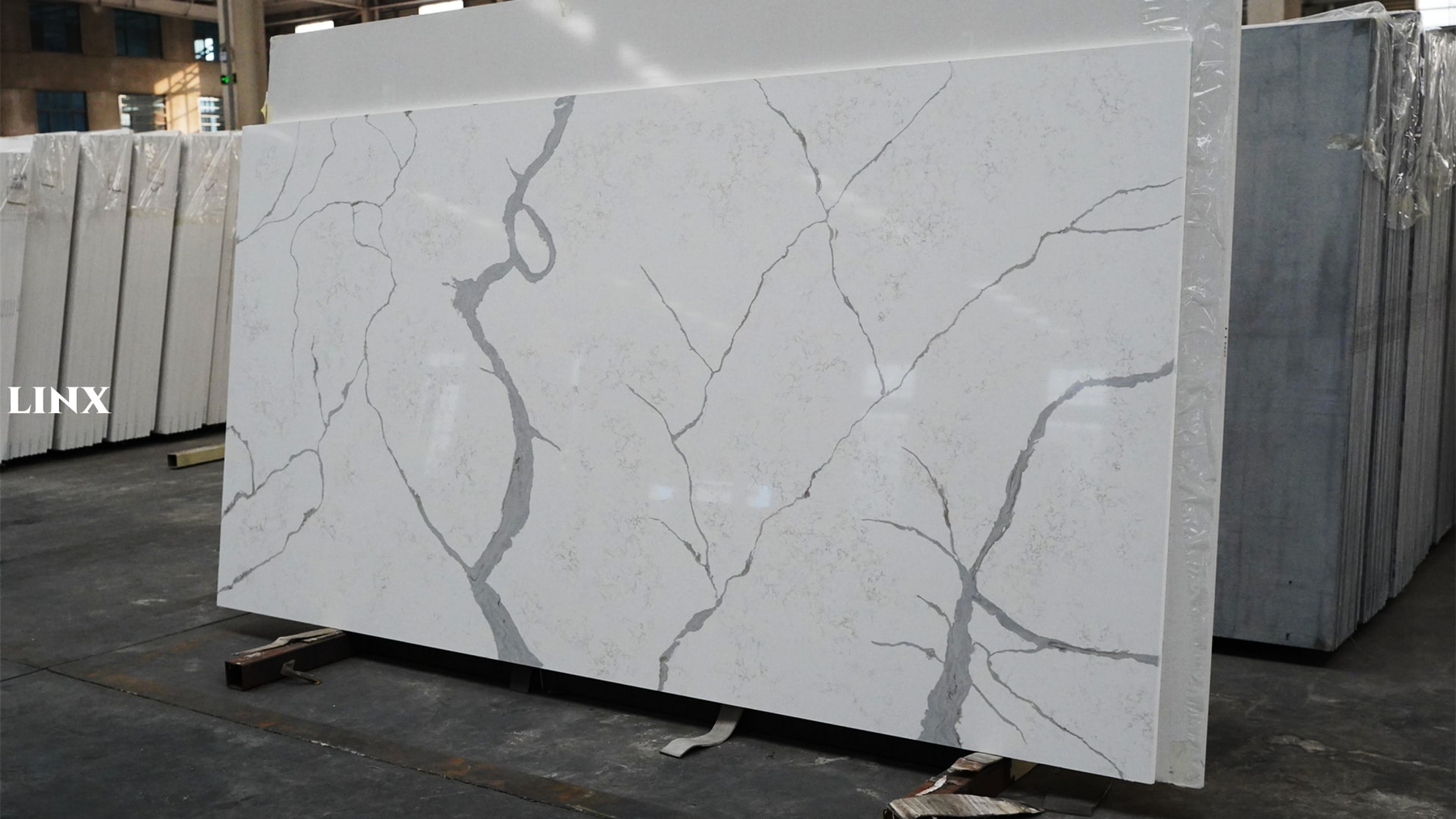 LX6858 CALACATTA WHITE QUARTZ STONE 2 LINX SURFACES