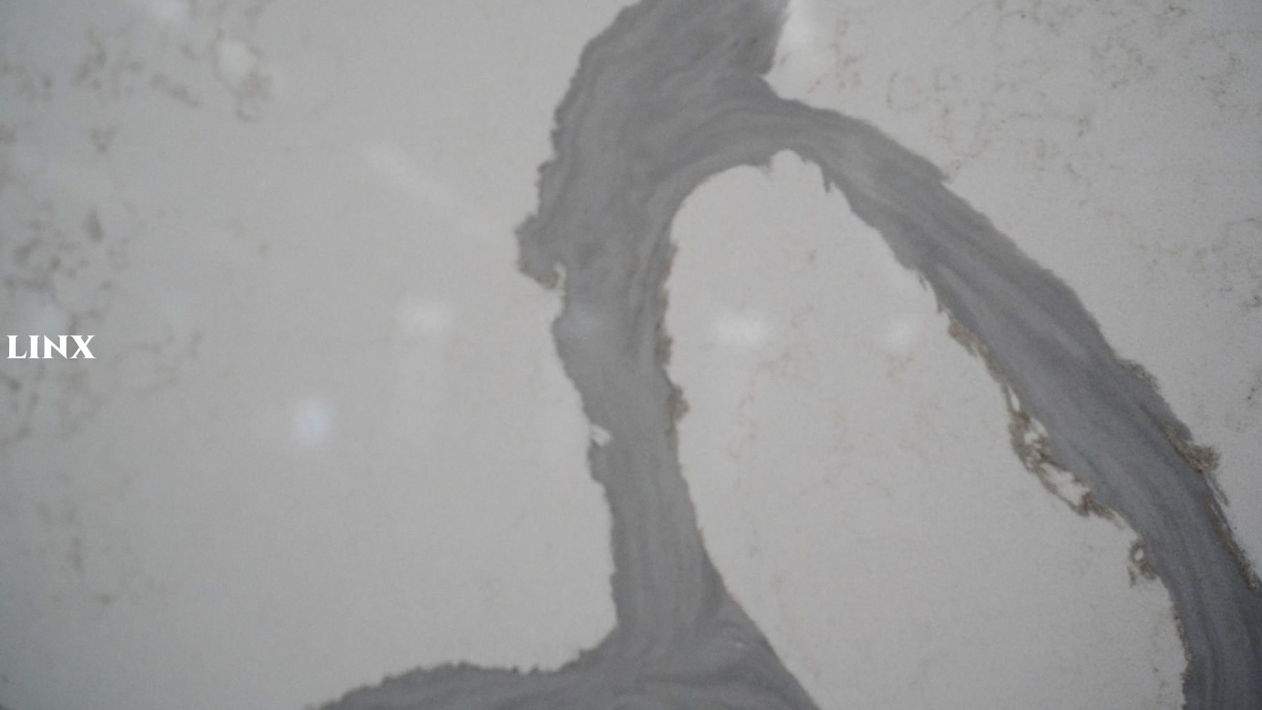 LX6858 CALACATTA WHITE QUARTZ STONE CLOSE UP LINX SURFACES