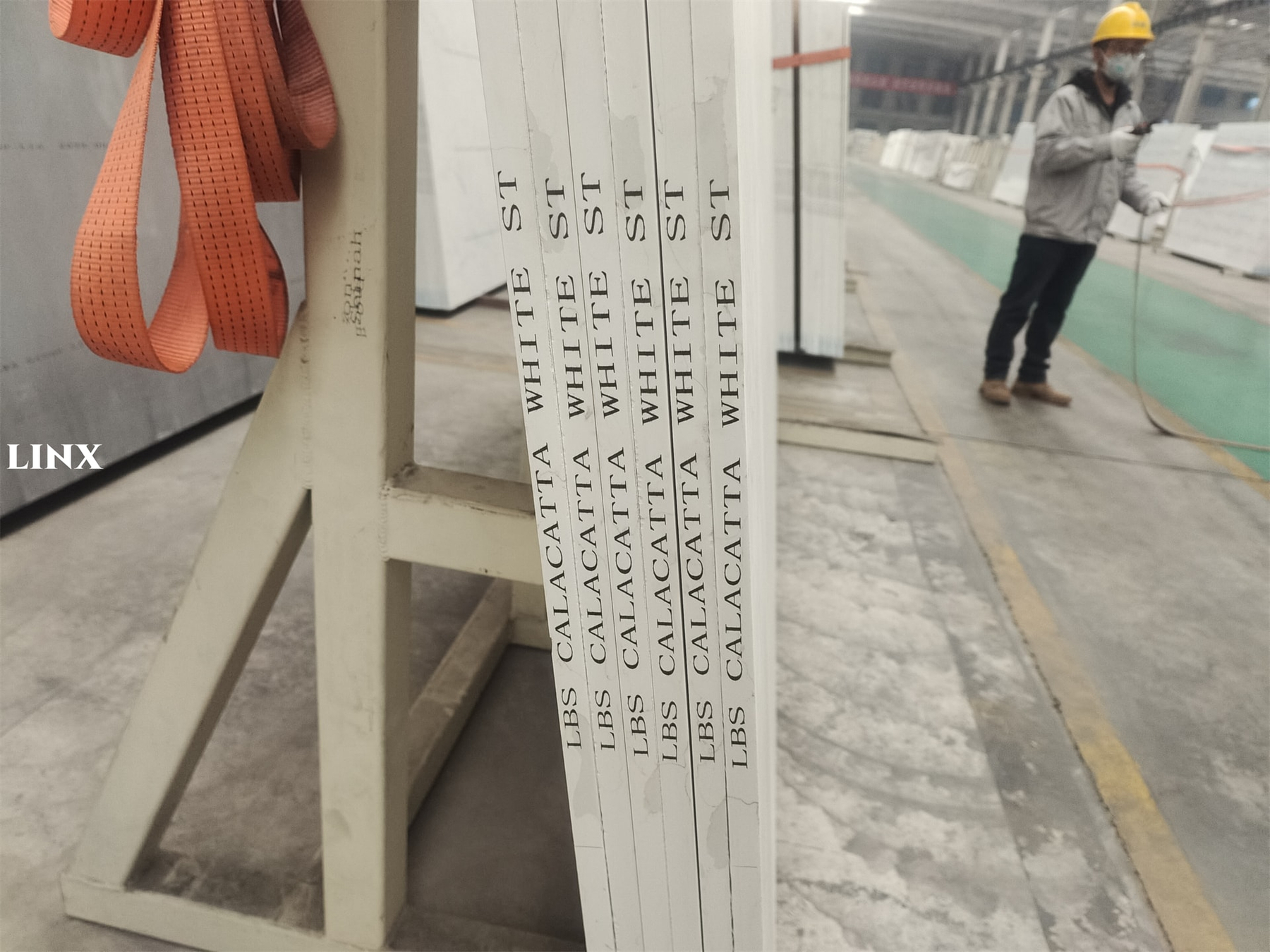 LX6878 CALACATTA GOLD QUARTZ STONE 4 LINX SURFACES