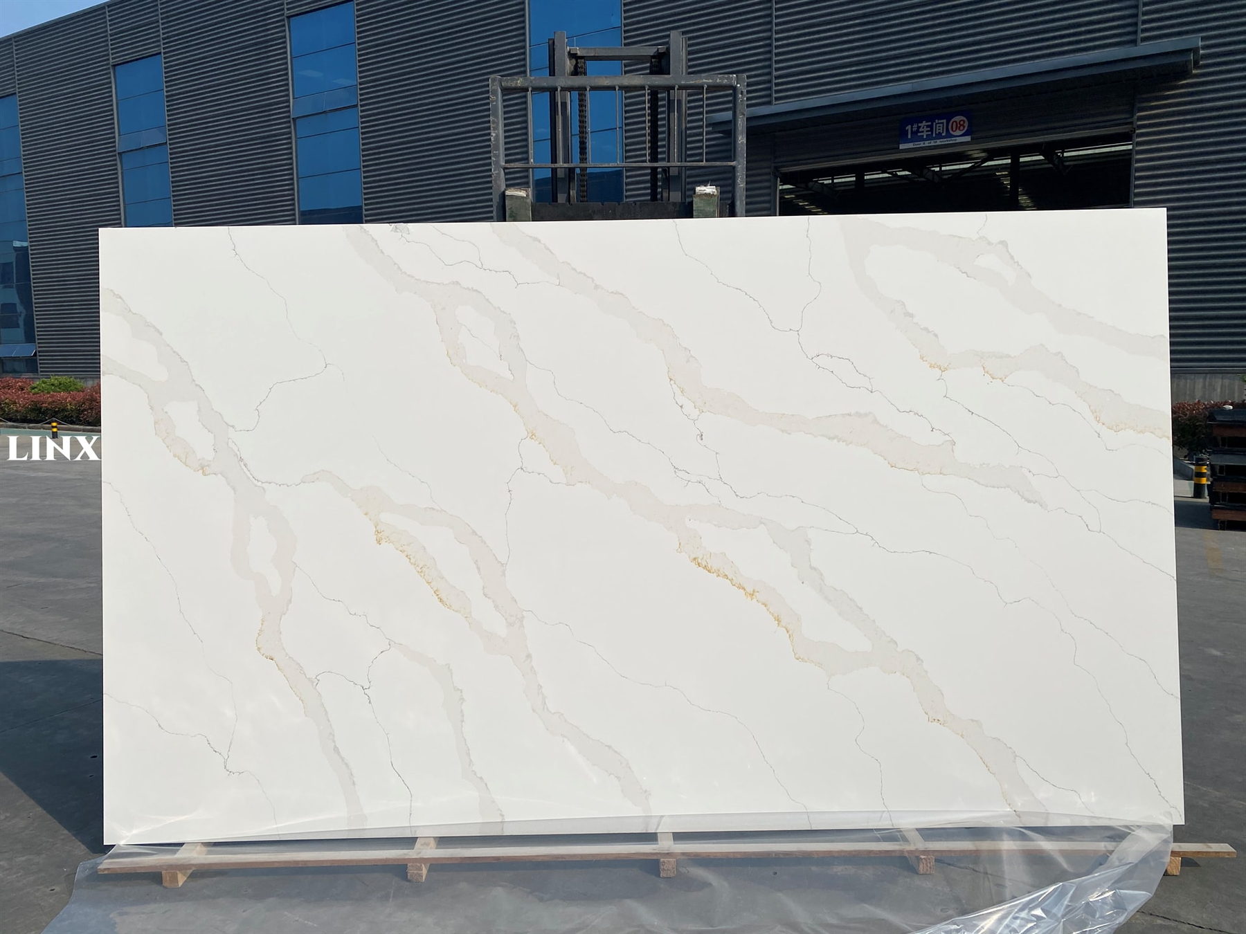 LX6878 CALACATTA GOLD QUARTZ STONE SUPER JUMBO SIZE LINX SURFACES