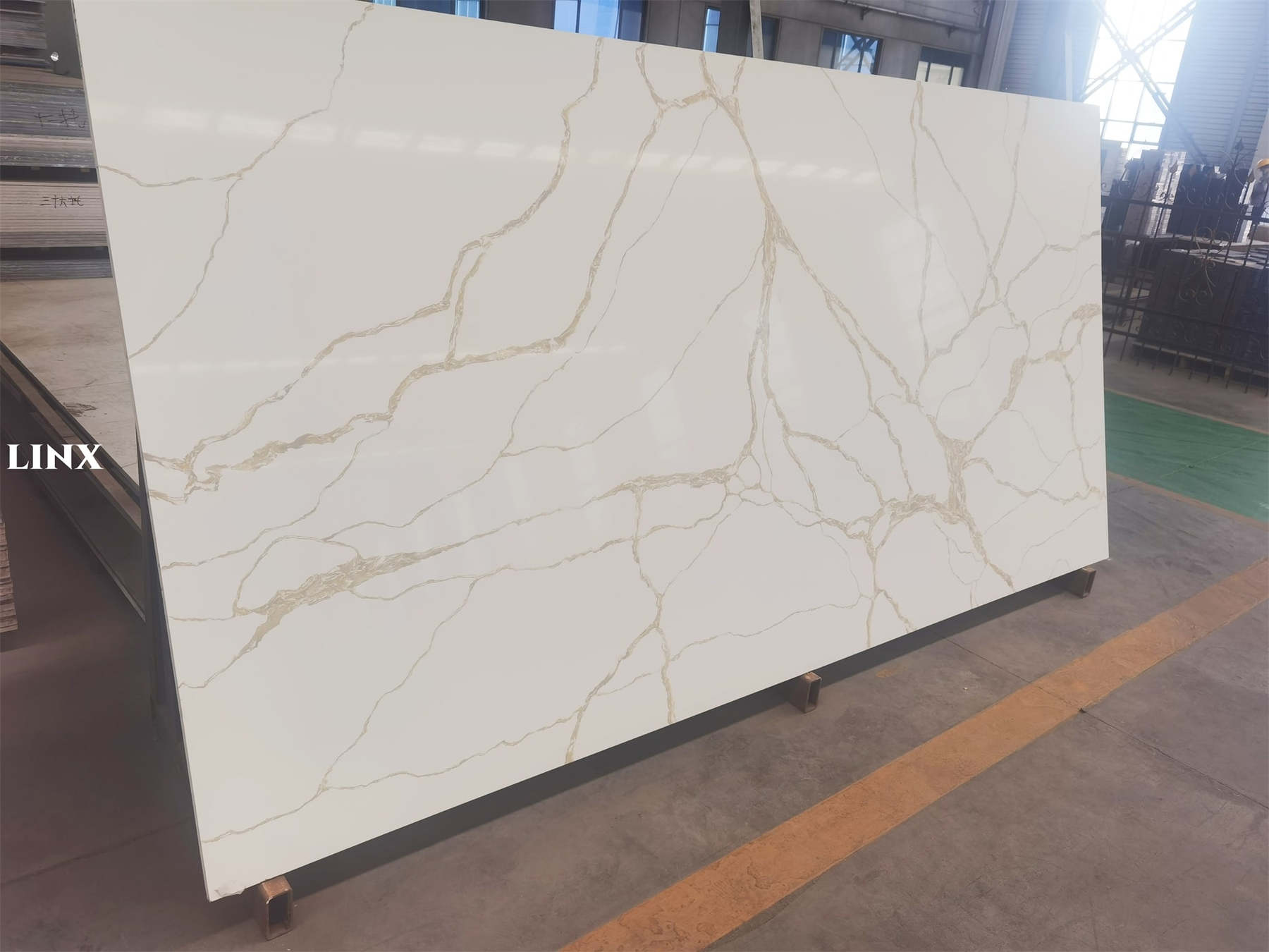 LX6883 CALACATTA GOLD QUARTZ STONE 1 LINX SURFACES