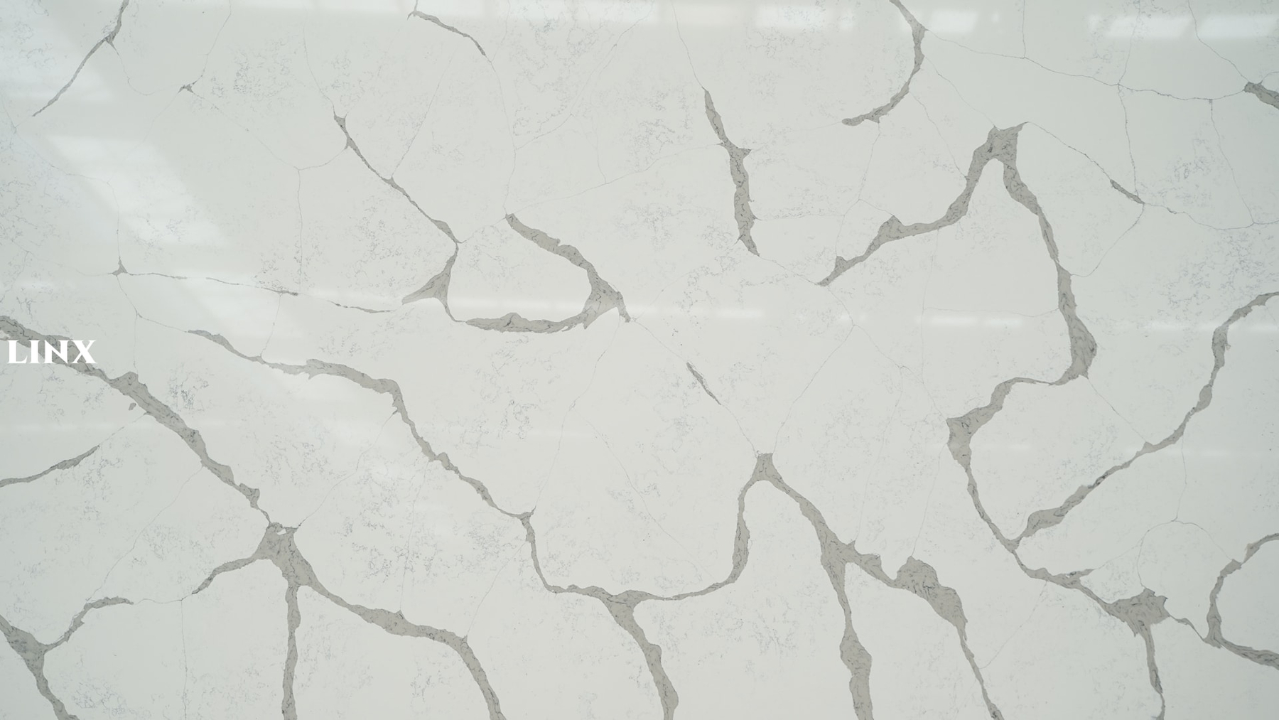 LX6898 CALACATTA WHITE QUARTZ STONE CLOSE UP 1 LINX SURFACES