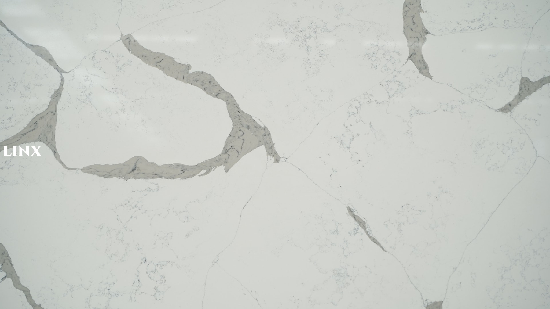 LX6898 CALACATTA WHITE QUARTZ STONE CLOSE UP 3 LINX SURFACES