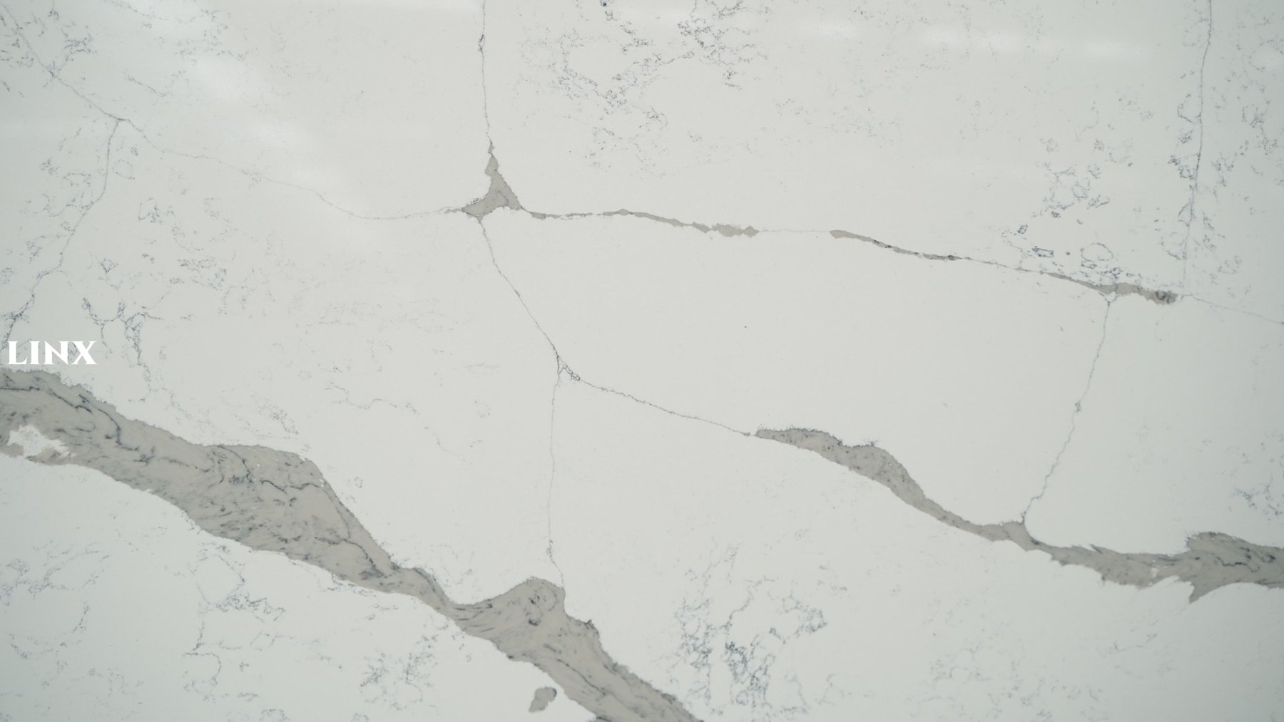 LX6898 CALACATTA WHITE QUARTZ STONE CLOSE UP 4 LINX SURFACES