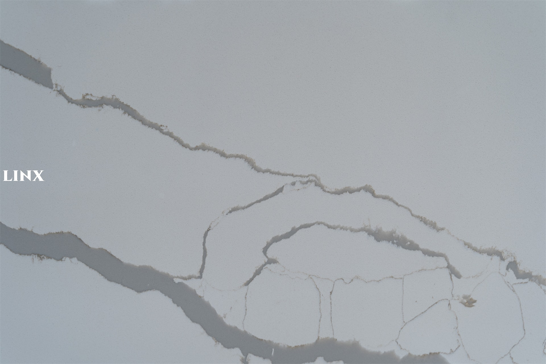 LX7080 CALACATTA WHITE QUARTZ STONE CLOSE UP 1 LINX SURFACES