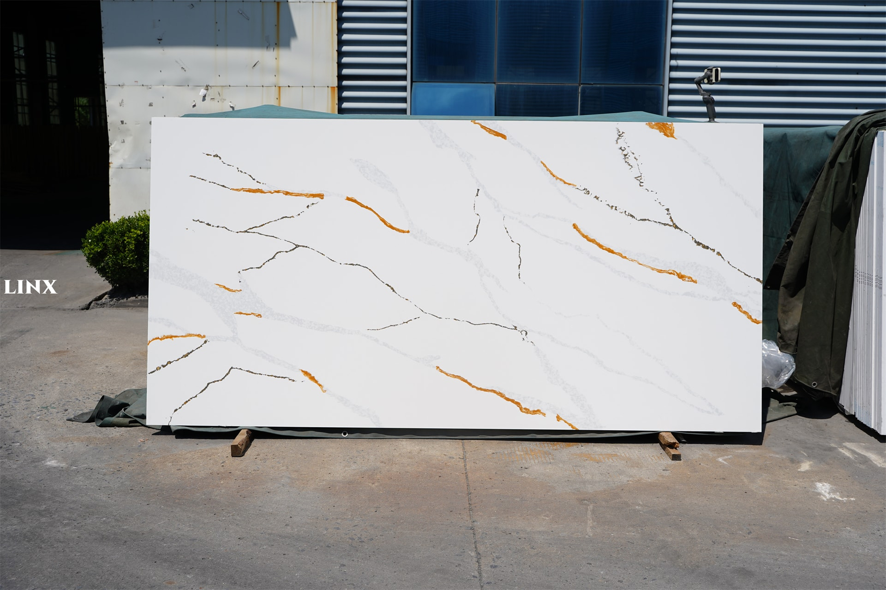 LX71305 CALACATTA GOLD QUARTZ STONE 1 LINX SURFACES
