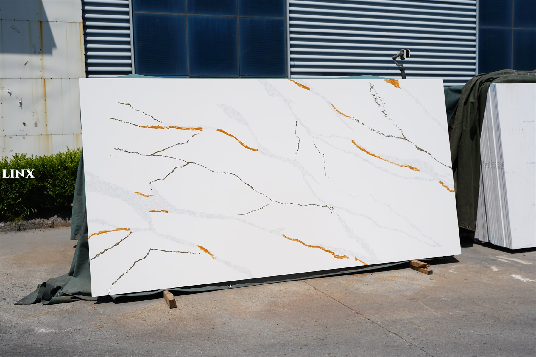 LX71305 CALACATTA GOLD QUARTZ STONE 2 LINX SURFACES