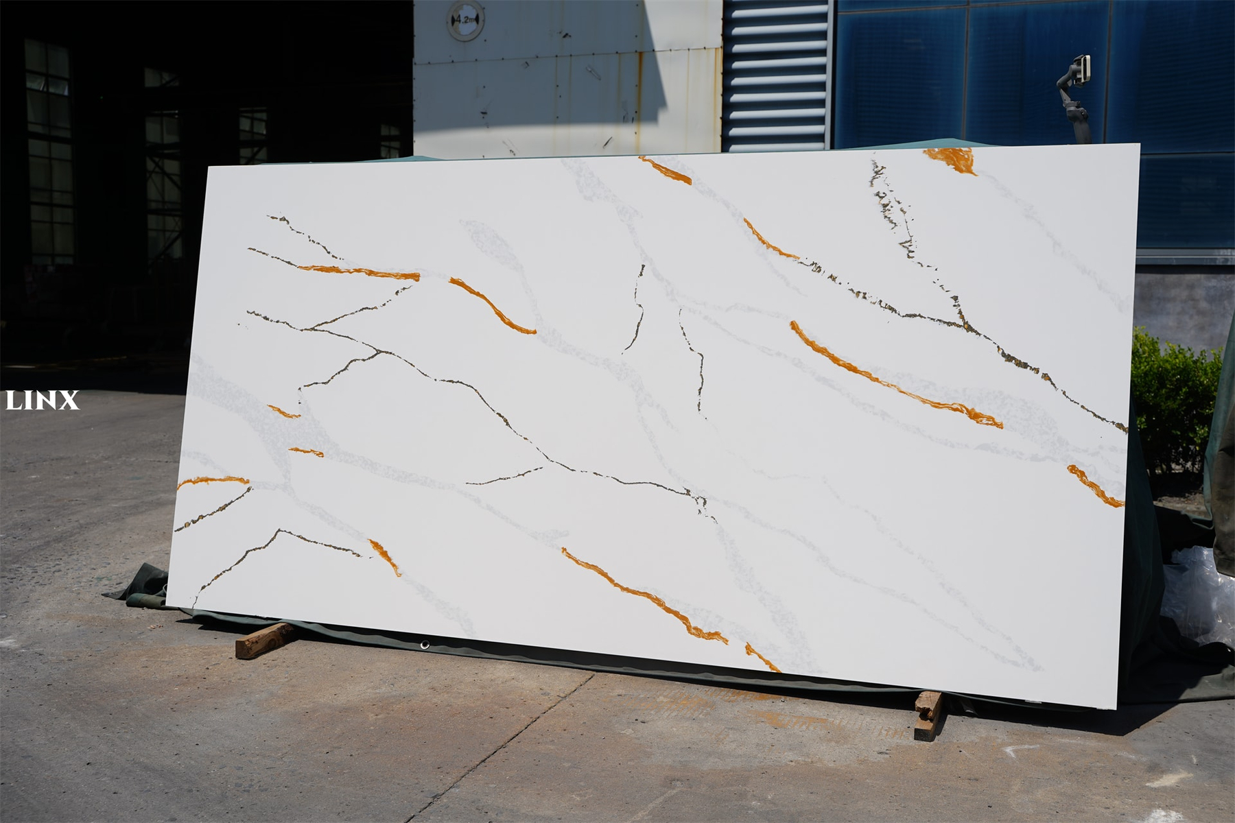 LX71305 CALACATTA GOLD QUARTZ STONE 3 LINX SURFACES